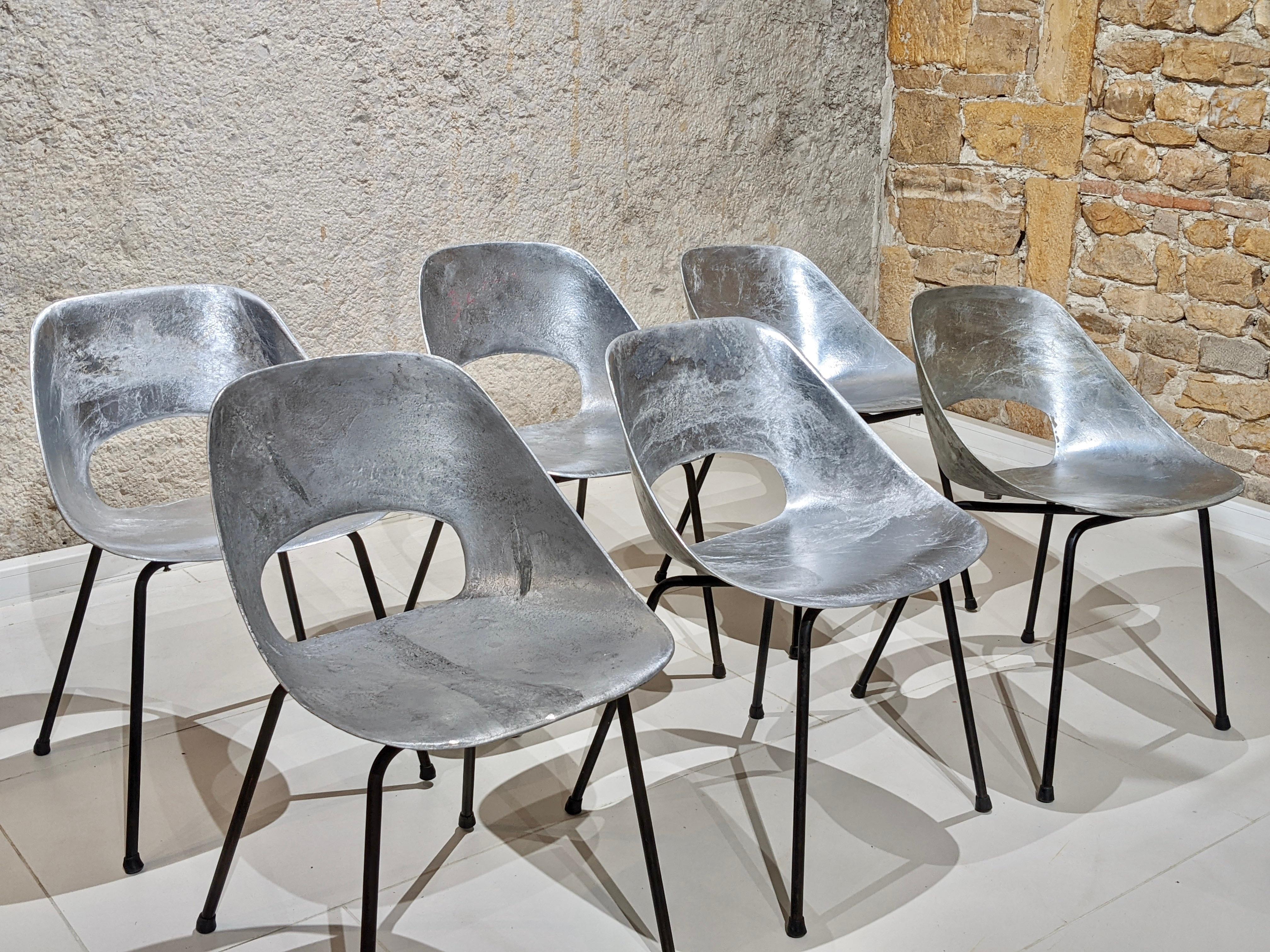 Set of 6 Aluminum tulip chair, Pierre Guariche 
Circa 1950. 
Cast aluminium shell and black tubular metal legs.
Good condition. Condition according to age and use. (see photo). 

Dimensions : H 74cm x W 46cm x D 50cm (approximate).