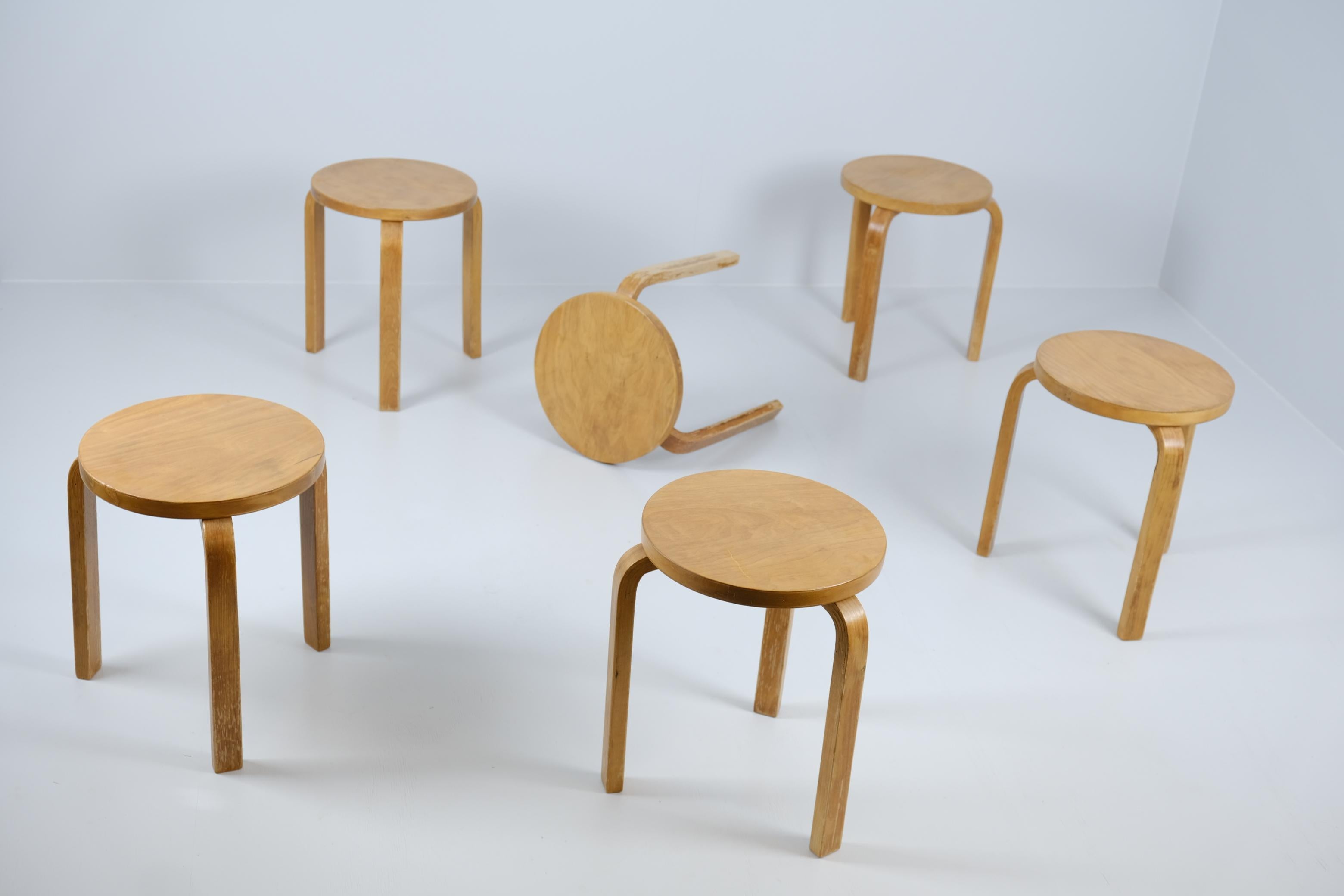 Set of 6 Alvar Aalto 3 Legged Stackable Birch Stools Model. 60, Artek 1930s For Sale 3