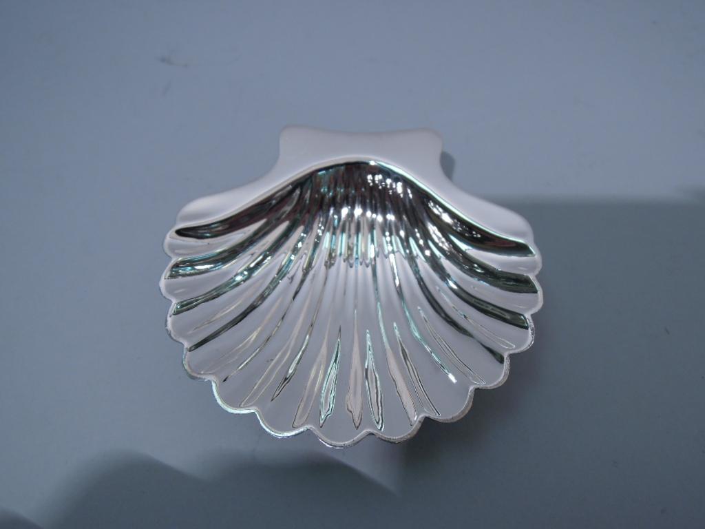 Set of 6 American Modern Sterling Silver Scallop Shell Nut Dishes In Excellent Condition In New York, NY
