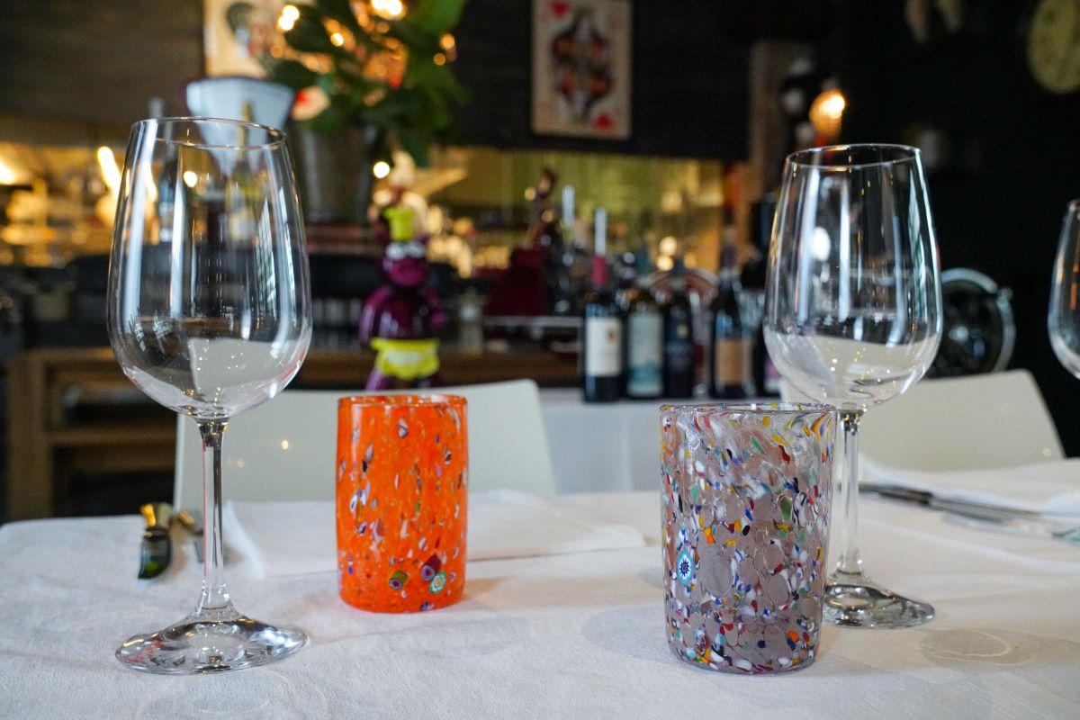 La collection Goto en verre de Murano apporte une pièce d'art italien authentique à votre table à manger. Soufflés à la main avec un savoir-faire artistique, ces verres s'inspirent des tasses vénitiennes traditionnelles 