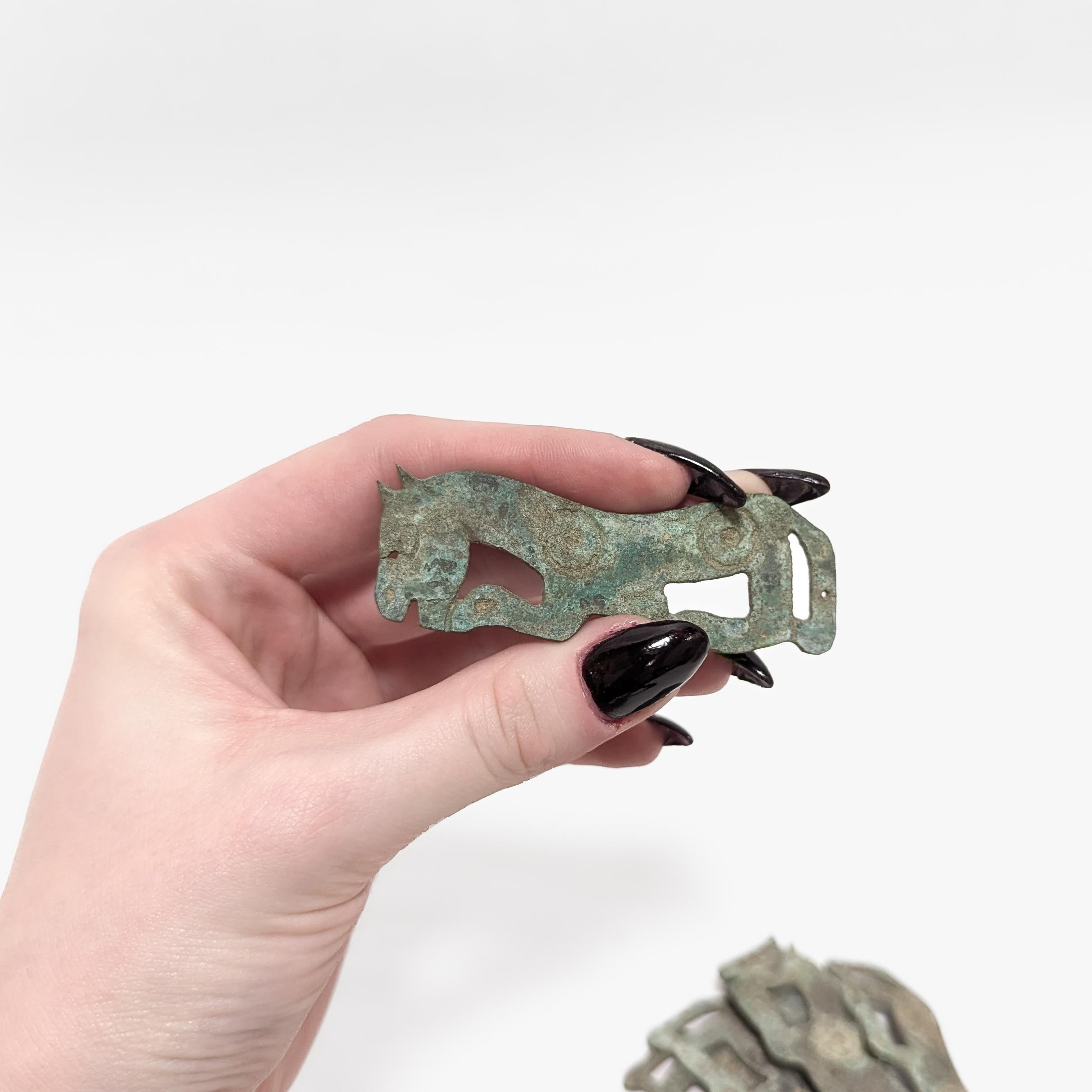 Fino conjunto de antiguas placas chinas de bronce para cinturón.

Con pátina verdigris en toda la superficie.

Cada uno en forma de caballo.

Sencillamente, ¡un maravilloso conjunto de antiguas reliquias de bronce!

Date: 
ca. Siglo IV a.C.

Estado