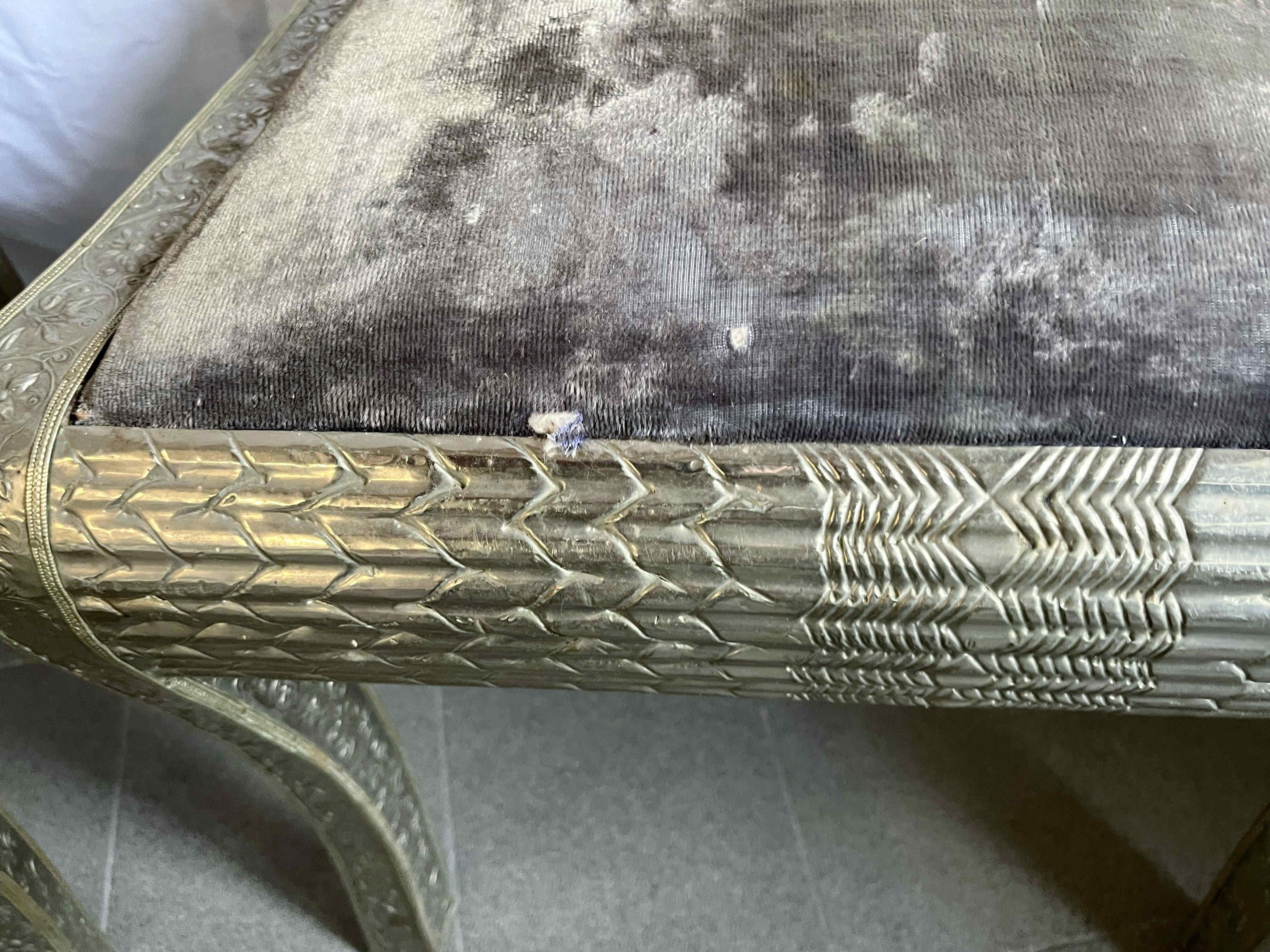 Juego de 6 sillas con cabeza de carnero de repujado angloindio en venta 3