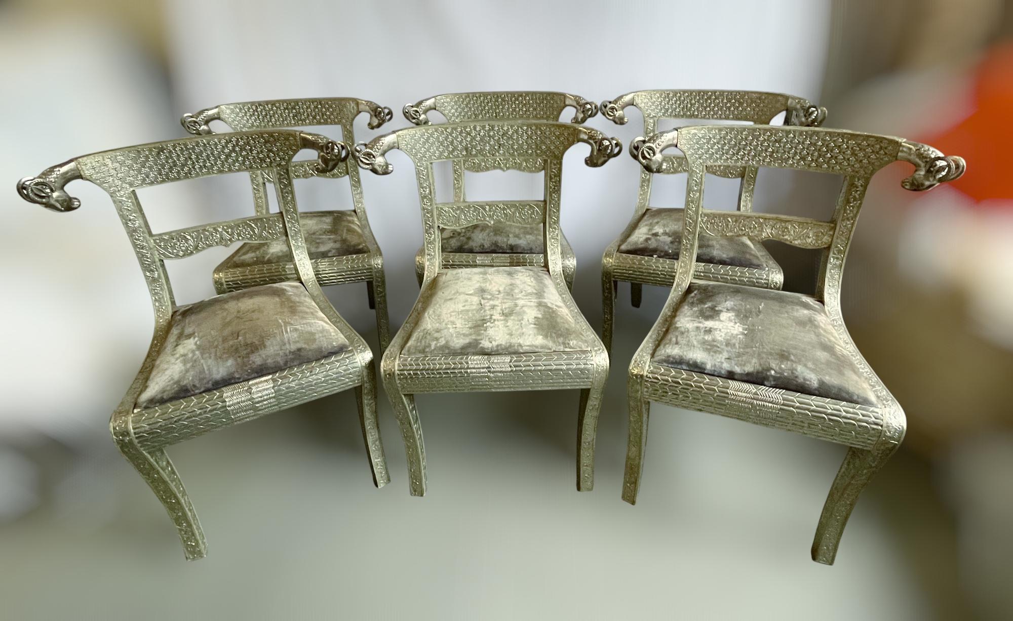 Juego de 6 sillas con cabeza de carnero de repujado angloindio Madera en venta