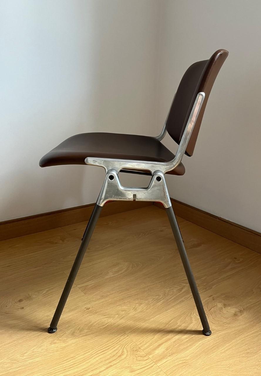 20th Century Set of 6 Anonima Castelli Dsc-106 Stacking Leather Chairs by Giancarlo Piretti For Sale