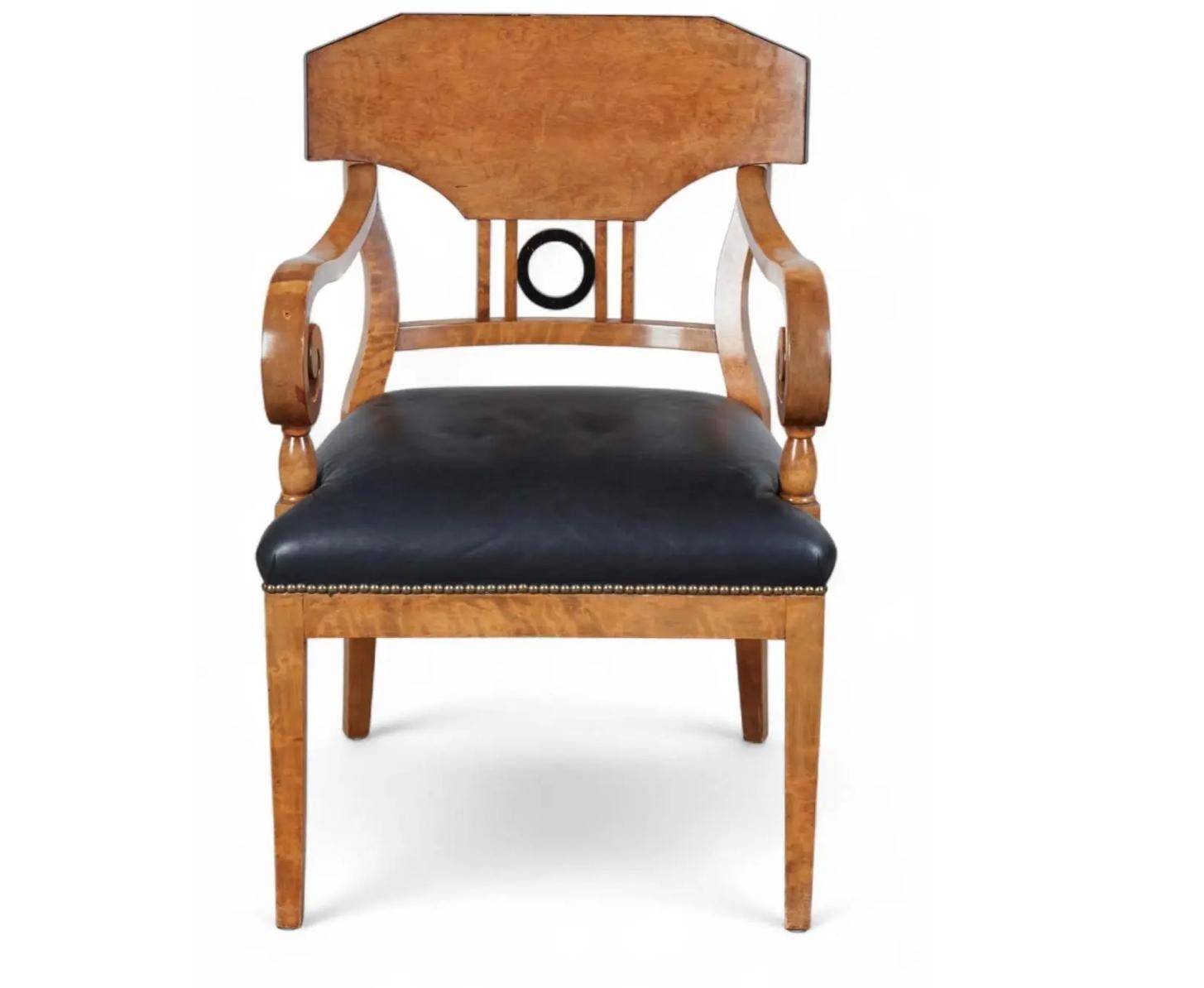 Legno Set di 6 sedie da pranzo antiche Biedermeier in mogano e betulla ebanizzata del XIX secolo in vendita