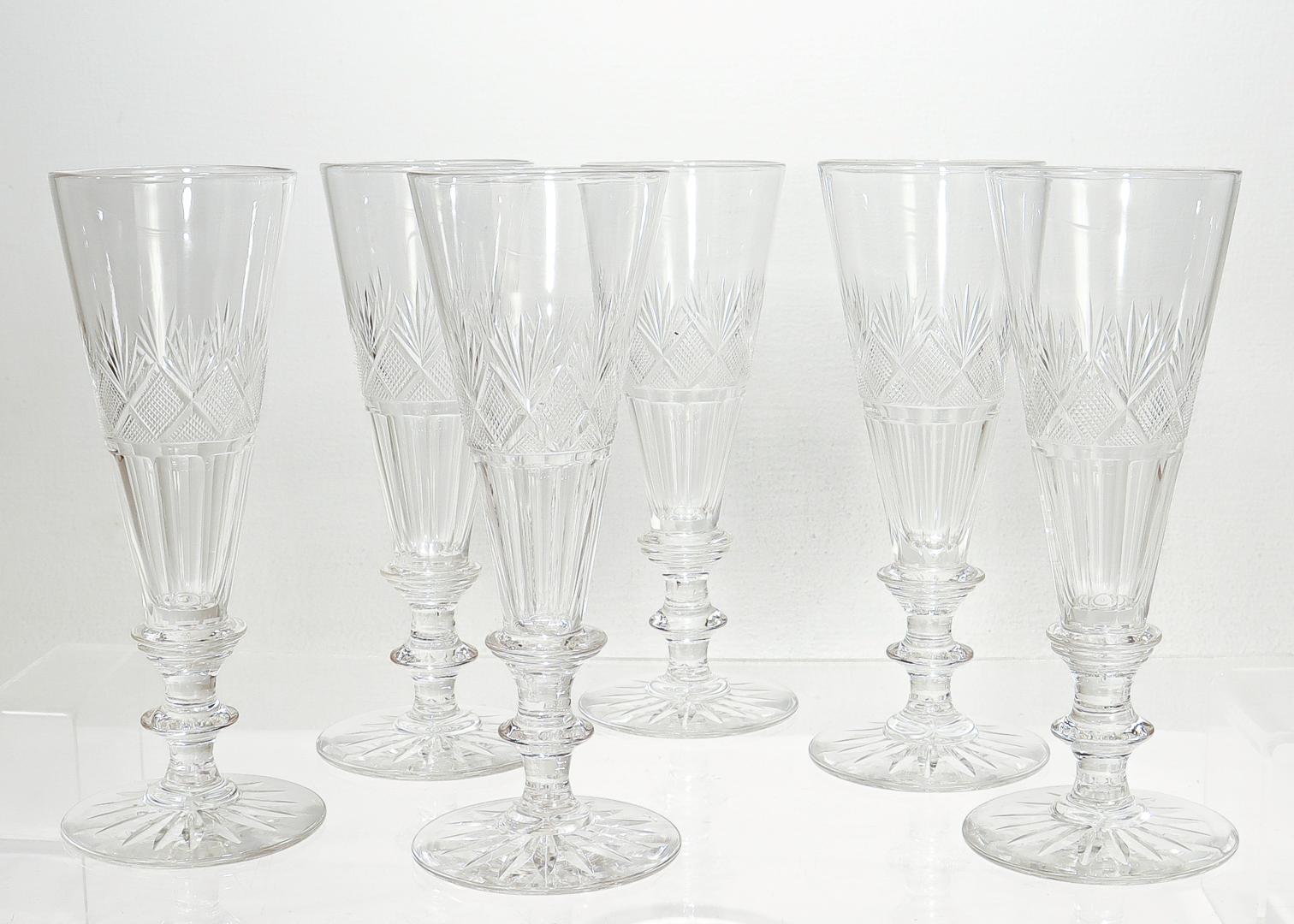 XIXe siècle Ensemble de 6 flûtes à champagne anciennes en verre taillé du 19ème siècle attribuées à Bakewell en vente