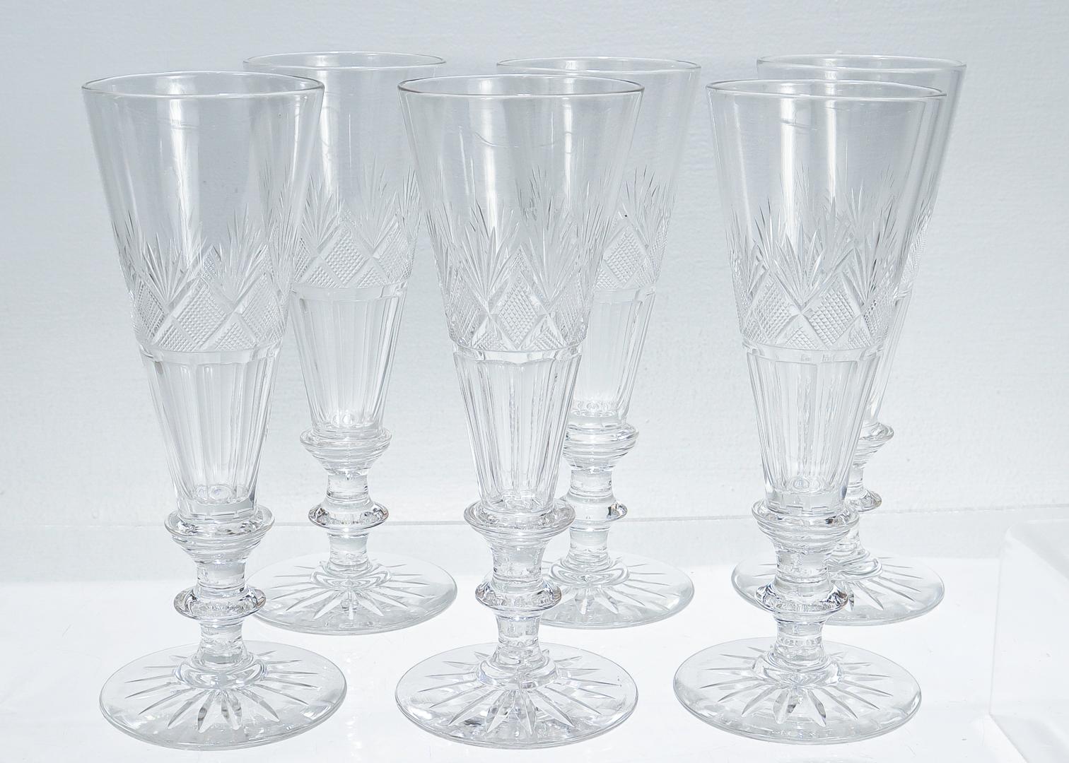 Verre Ensemble de 6 flûtes à champagne anciennes en verre taillé du 19ème siècle attribuées à Bakewell en vente