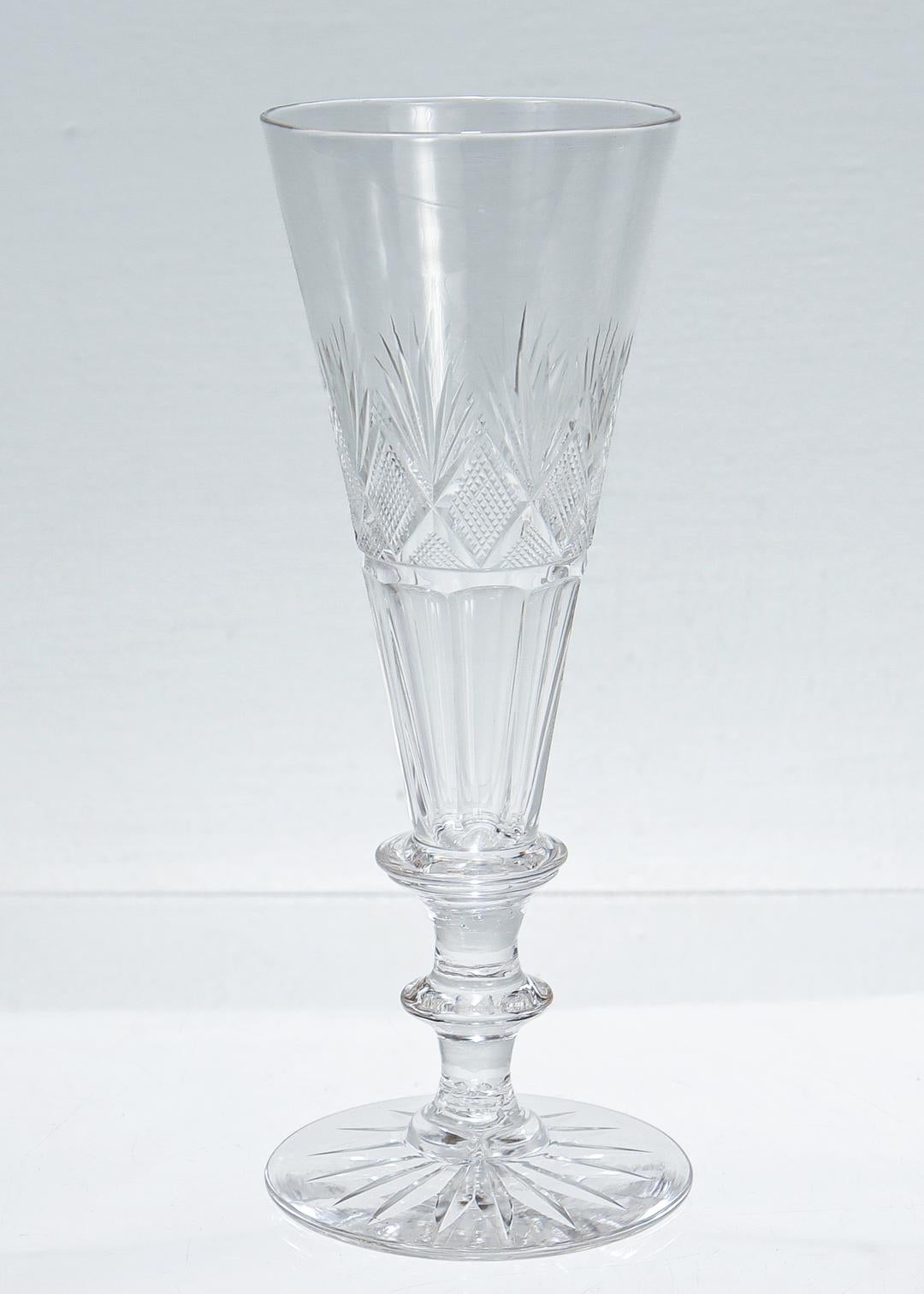 Ensemble de 6 flûtes à champagne anciennes en verre taillé du 19ème siècle attribuées à Bakewell en vente 2