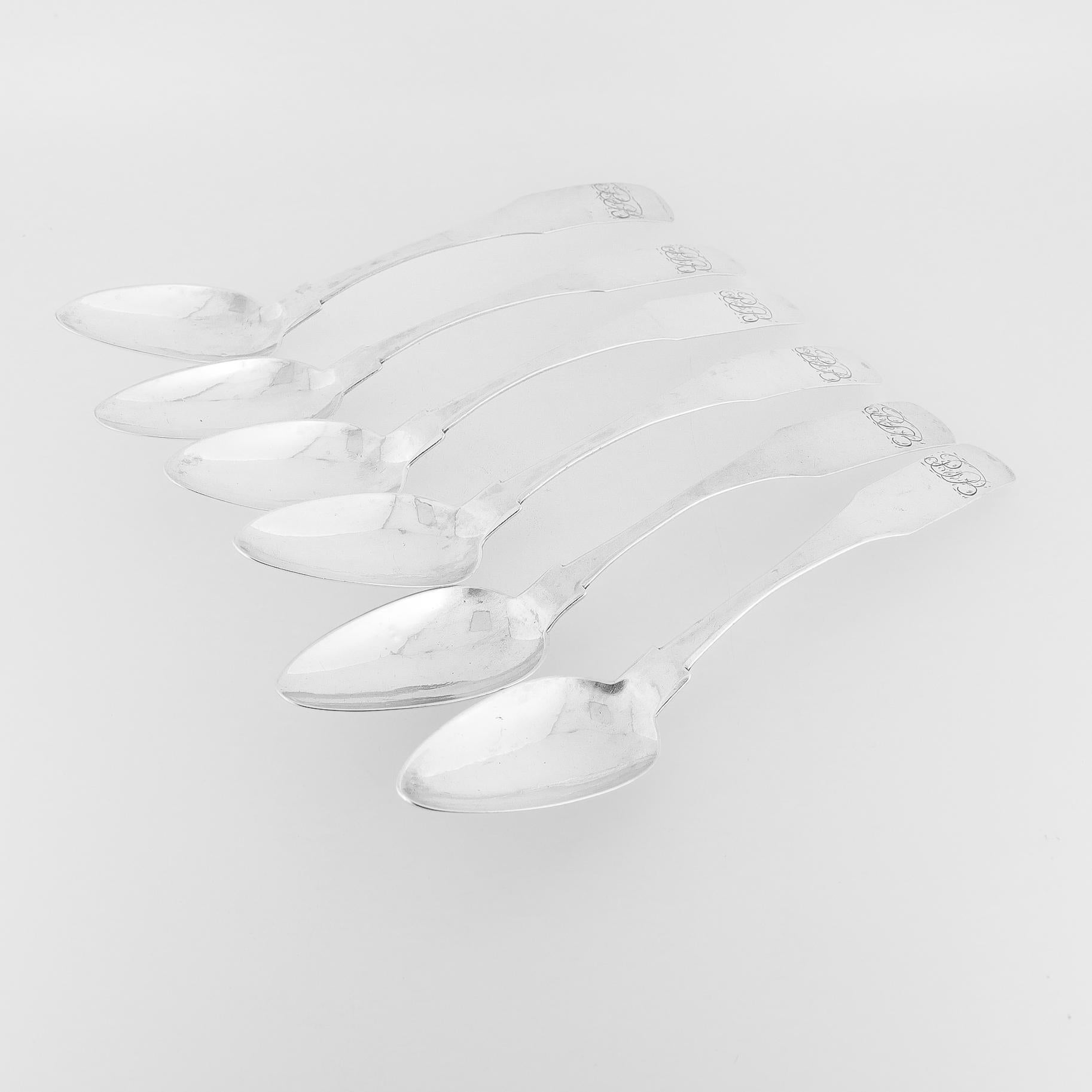 A fine set of 6 antique American silver teaspoons.

In coin silver.

By Joseph Shoemaker, a American silversmith who was active in Philadelphia ca. 1793 - 1829. 

Each with oval bowls with broad drops, chamfered shoulders, and fiddle handles with a