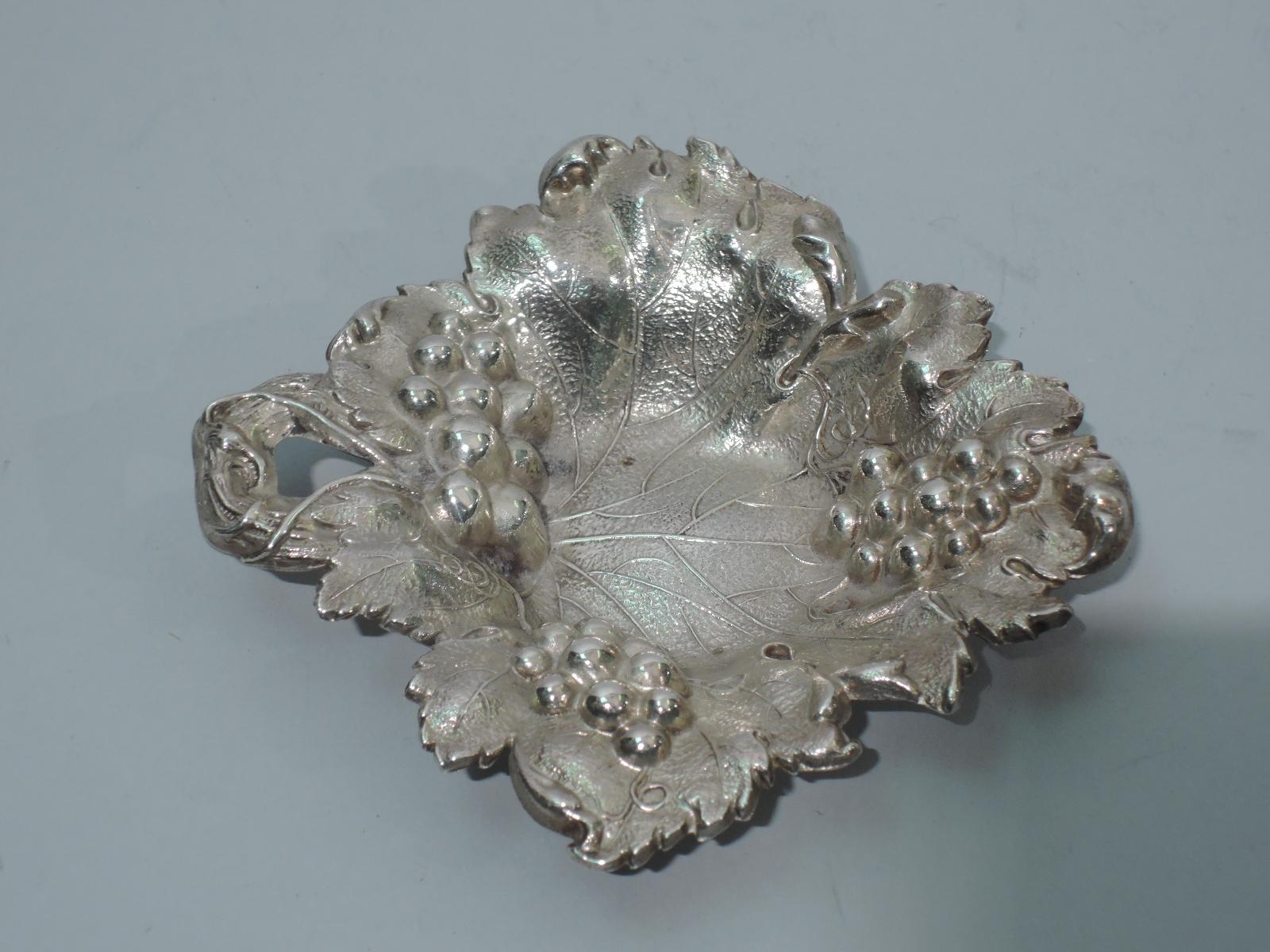 Set of 6 Antique American Sterling Silver Grape and Leaf Nut Dishes In Excellent Condition For Sale In New York, NY