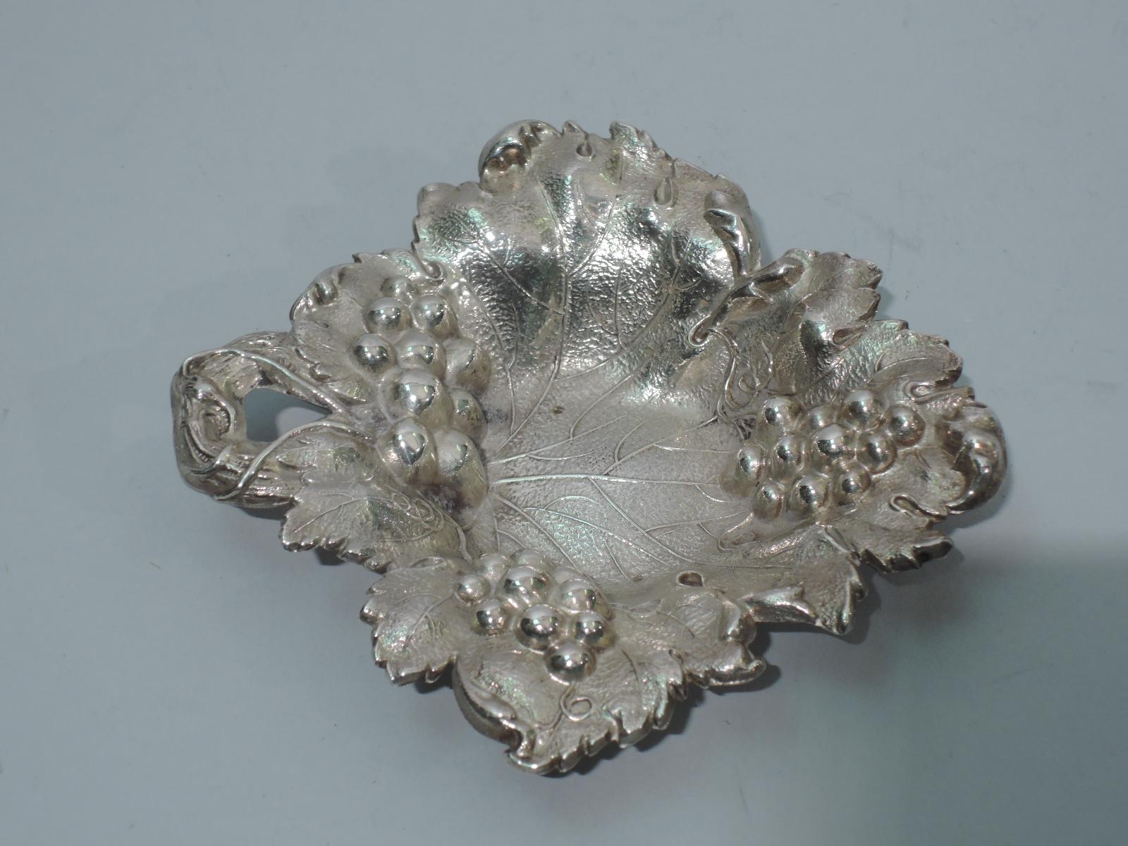 Ensemble de 6 plats à noix américains anciens en argent sterling en forme de raisins et de feuilles Excellent état à New York, NY
