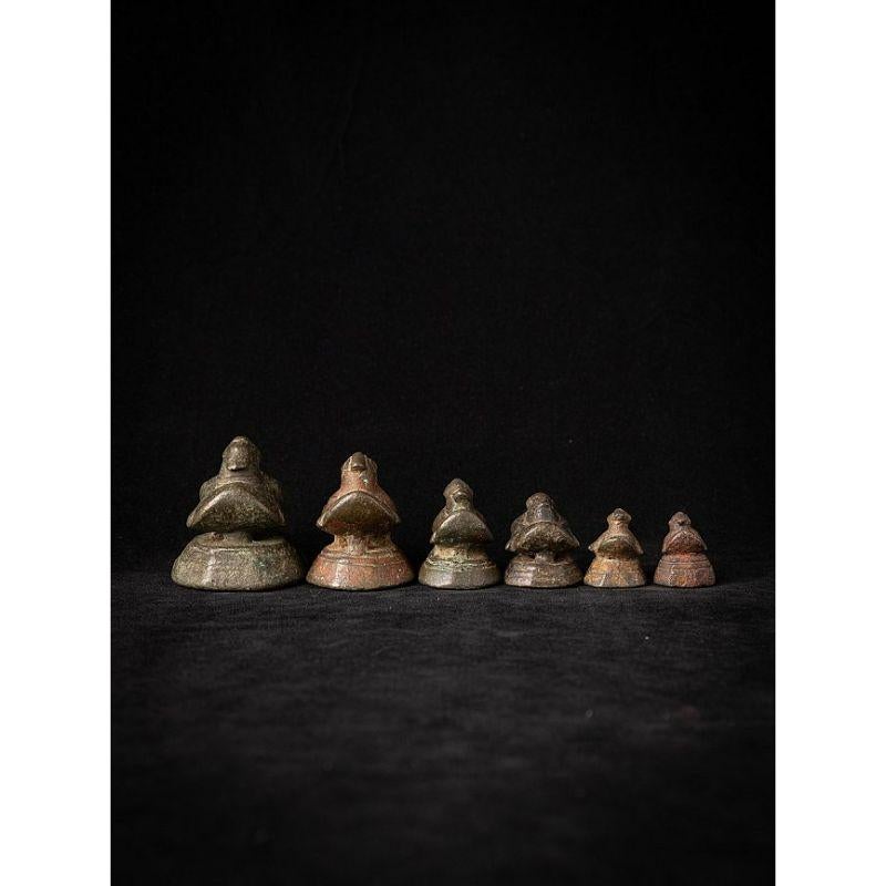 MATERIAL : bronze
4,8 cm de hauteur 
4,6 cm de large et 4,6 cm de profondeur
Poids : 0,661 kgs
Les tailles indiquées sont mesurées à partir du poids le plus élevé
Originaire de Birmanie
19ème siècle
Le poids mentionné est le poids du jeu total.

