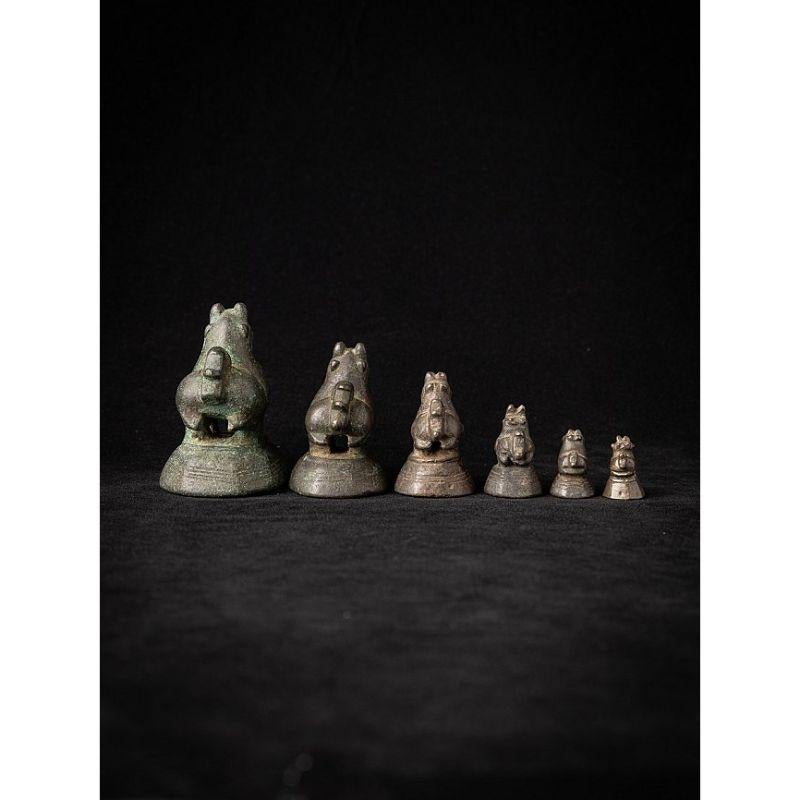 MATERIAL : bronze
6 cm de haut 
4,2 cm de large et 4,7 cm de profondeur
Poids : 0,606 kgs
Les tailles indiquées sont mesurées à partir du poids le plus élevé
Originaire de Birmanie
19ème siècle ou plus ancien
Le poids mentionné est le poids du jeu