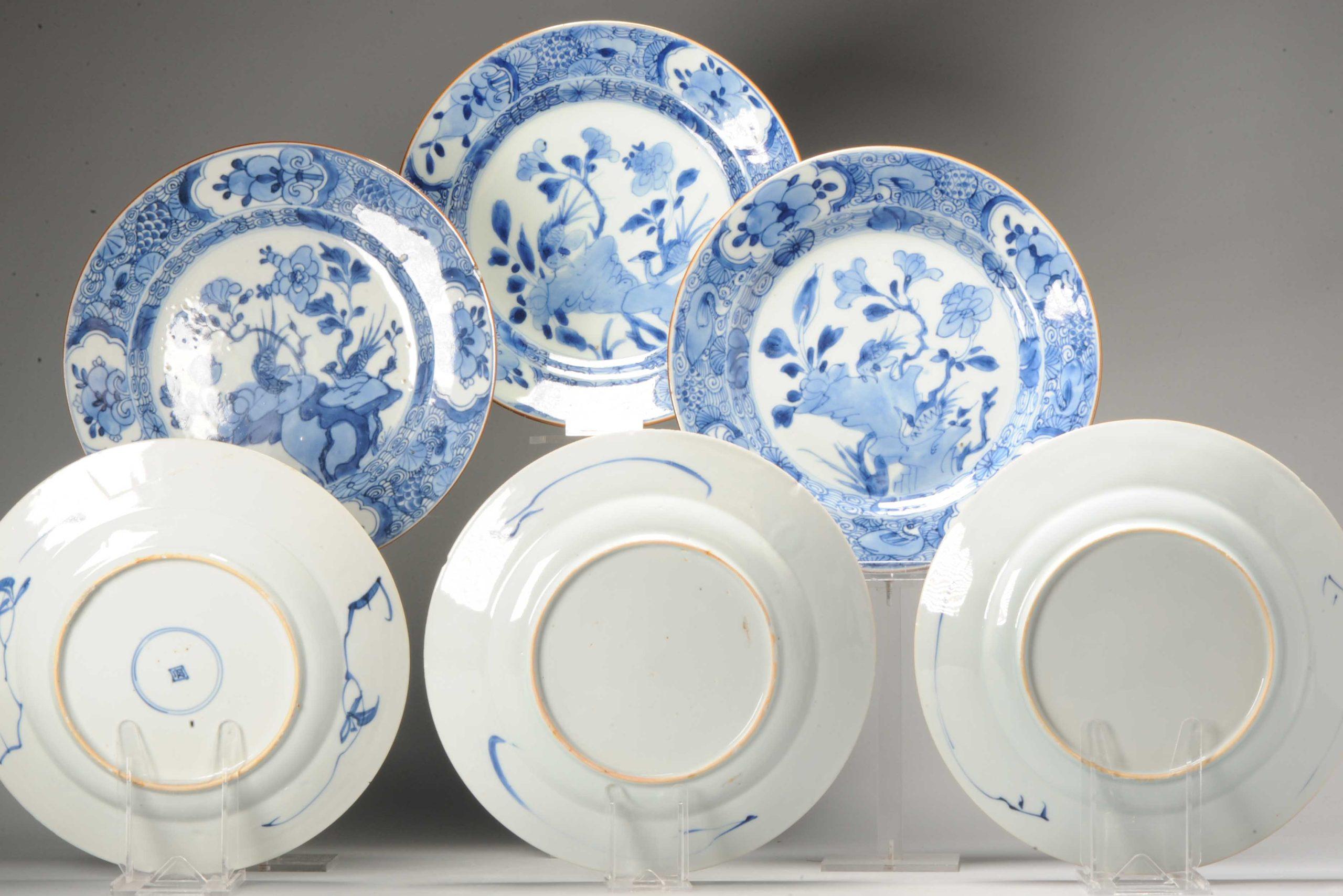 Ein sehr schön dekoriertes Set von 6 tiefen Tellern in Blau und Weiß, Kangxi/Yongzheng Periode. Geschmückt mit Blumen und Vögeln.

Zusätzliche Informationen:
MATERIAL: Porzellan & Töpferei
Herkunftsregion: China
Kaiser: Kangxi (1661-1722)
Zeitraum: