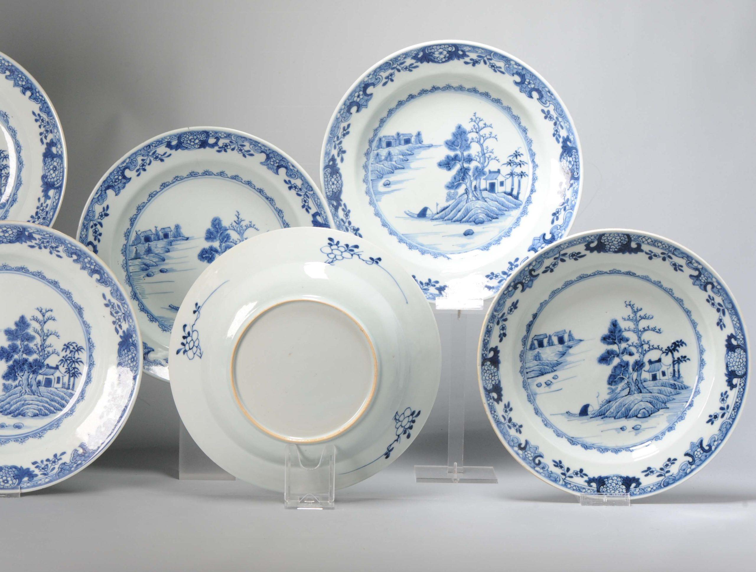 Un juego de 6 platos muy bien decorados en azul y blanco con una escena paisajística preciosa y de gran calidad.

Más información:
Material: Porcelana y cerámica
Color: Azul y blanco
Región de origen: China
Emperador: Kangxi (1661-1722), Yongzheng