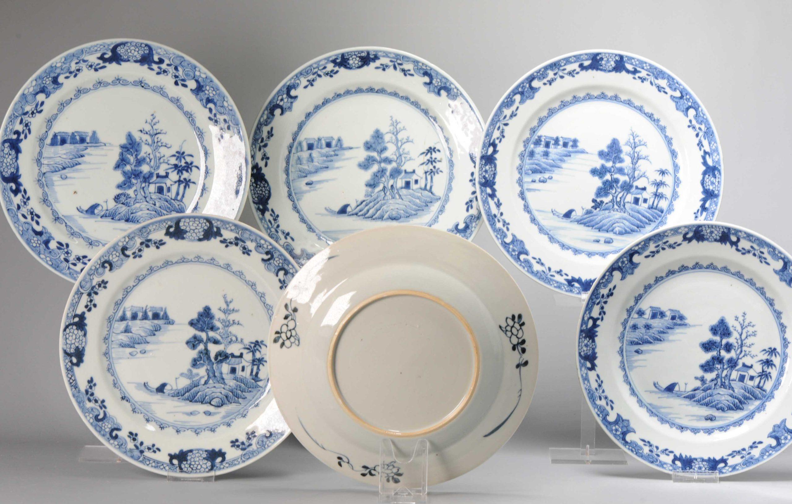 Ein sehr schön dekoriertes Set von 6 Tellern in Blau und Weiß mit einer schönen und hochwertigen Landschaftsszene.

Zusätzliche Informationen:
MATERIAL: Porzellan & Töpferei
Herkunftsregion: China
Kaiser: Kangxi (1661-1722), Yongzheng