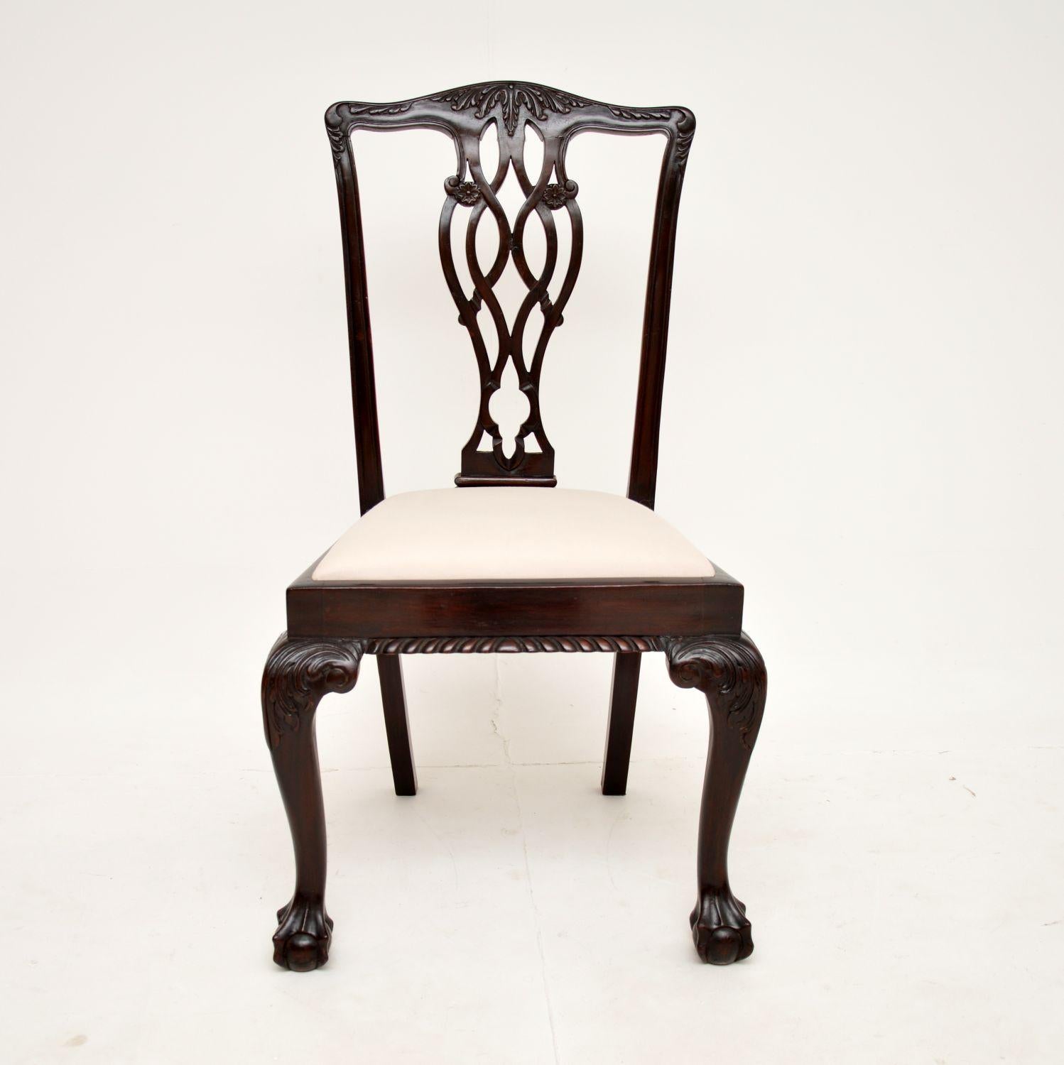 Tissu Ensemble de 6 chaises de salle à manger anciennes de style Chippendale en vente