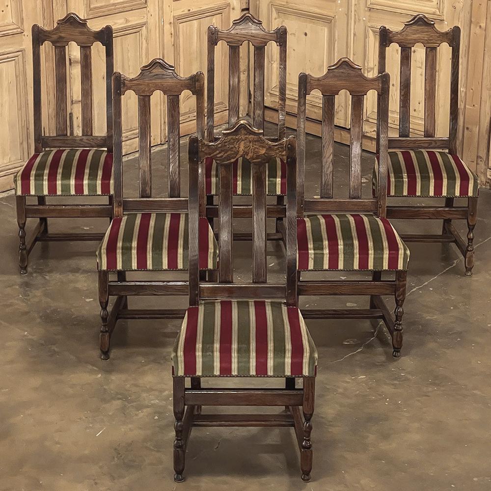 Das Set aus 6 gepolsterten antiken französischen Landhausstühlen ist eine bequeme Ergänzung für Ihr Essvergnügen!  Die aus massiver Eiche handgefertigten Stühle sind mit Zapfenverbindungen versehen, die ihnen jahrzehntelange Stabilität verleihen,