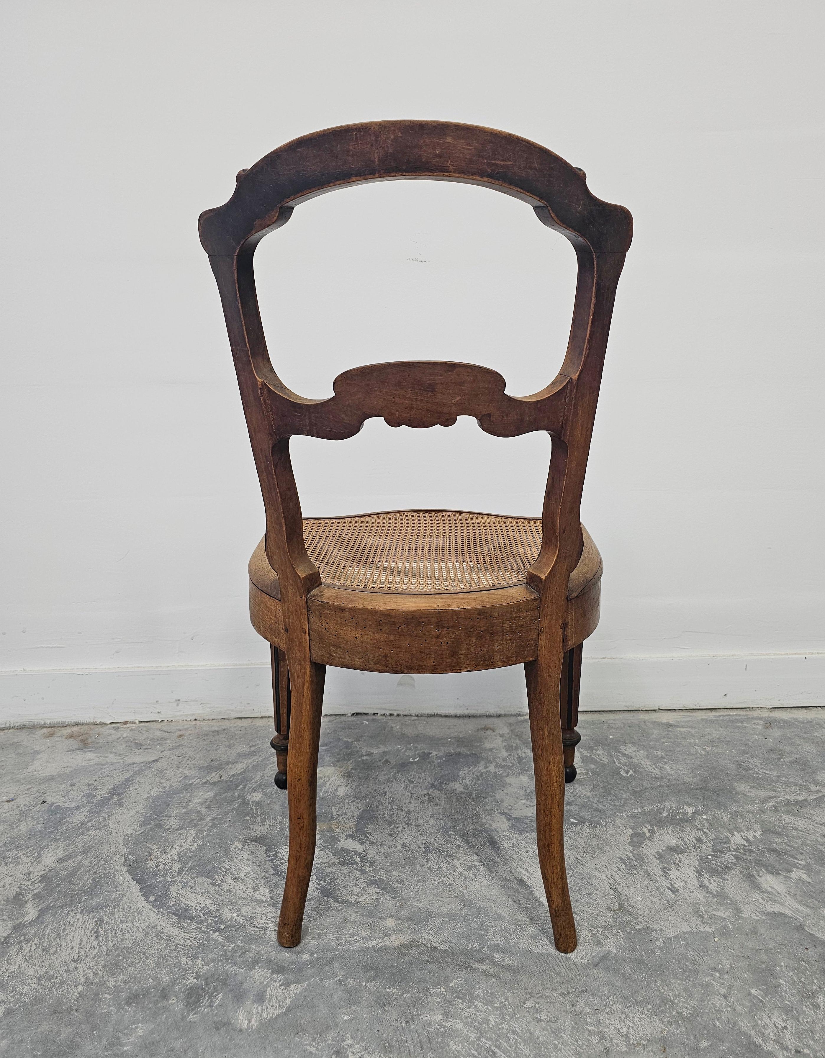 Ensemble de 6 chaises de salle à manger anciennes avec sièges en cannage, noyer massif France Mid 19th C. en vente 4