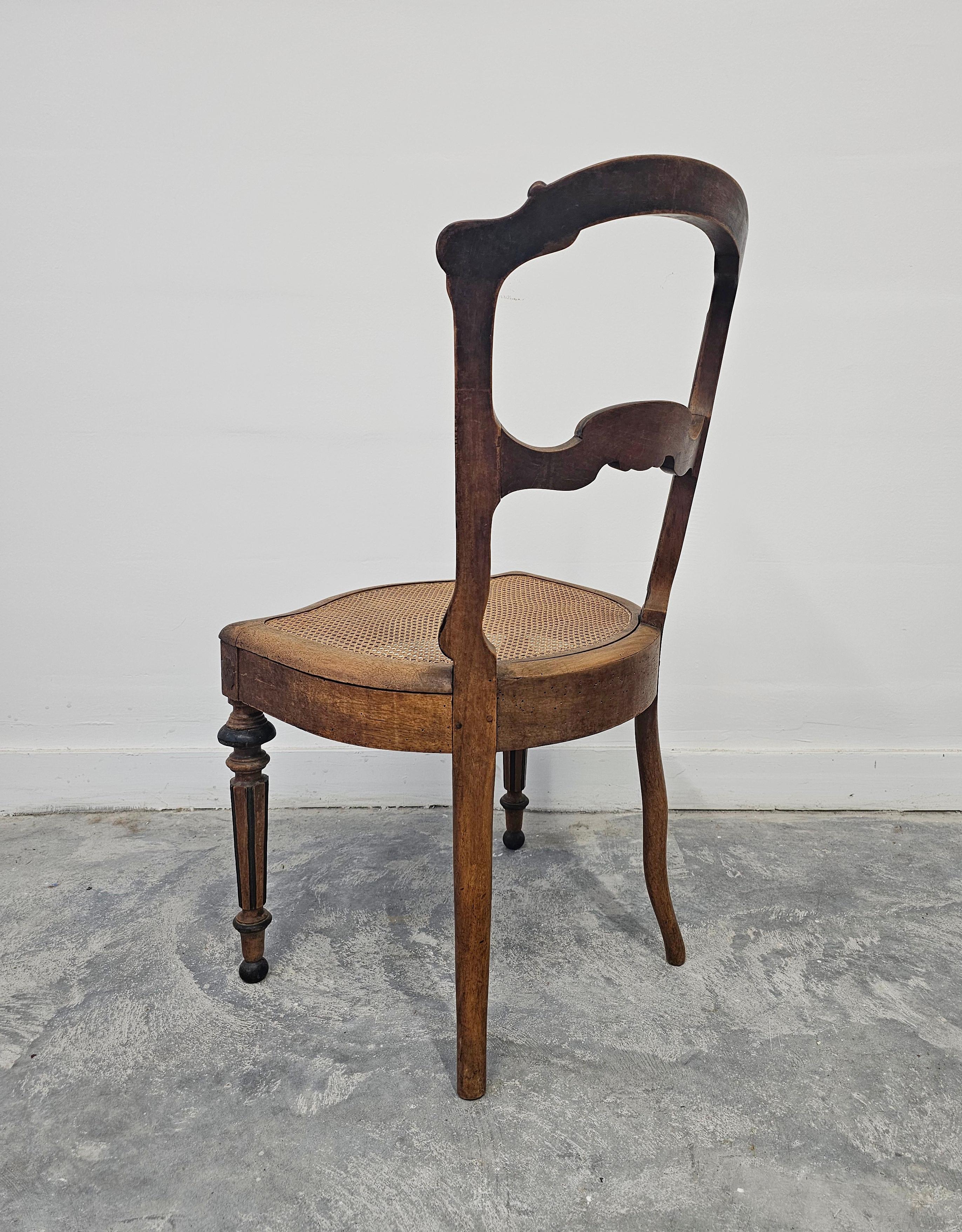 Ensemble de 6 chaises de salle à manger anciennes avec sièges en cannage, noyer massif France Mid 19th C. en vente 5