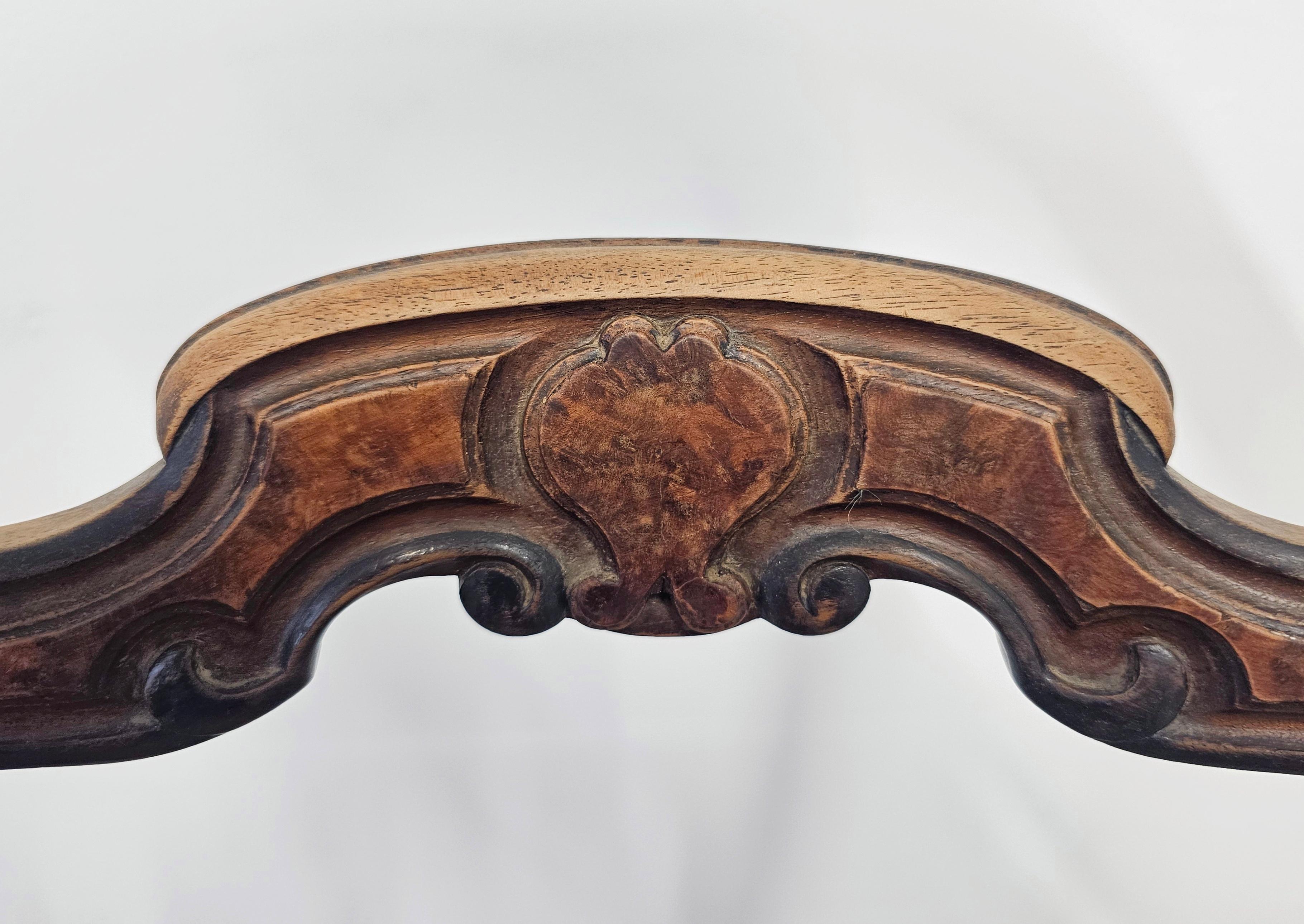 Ensemble de 6 chaises de salle à manger anciennes avec sièges en cannage, noyer massif France Mid 19th C. en vente 7