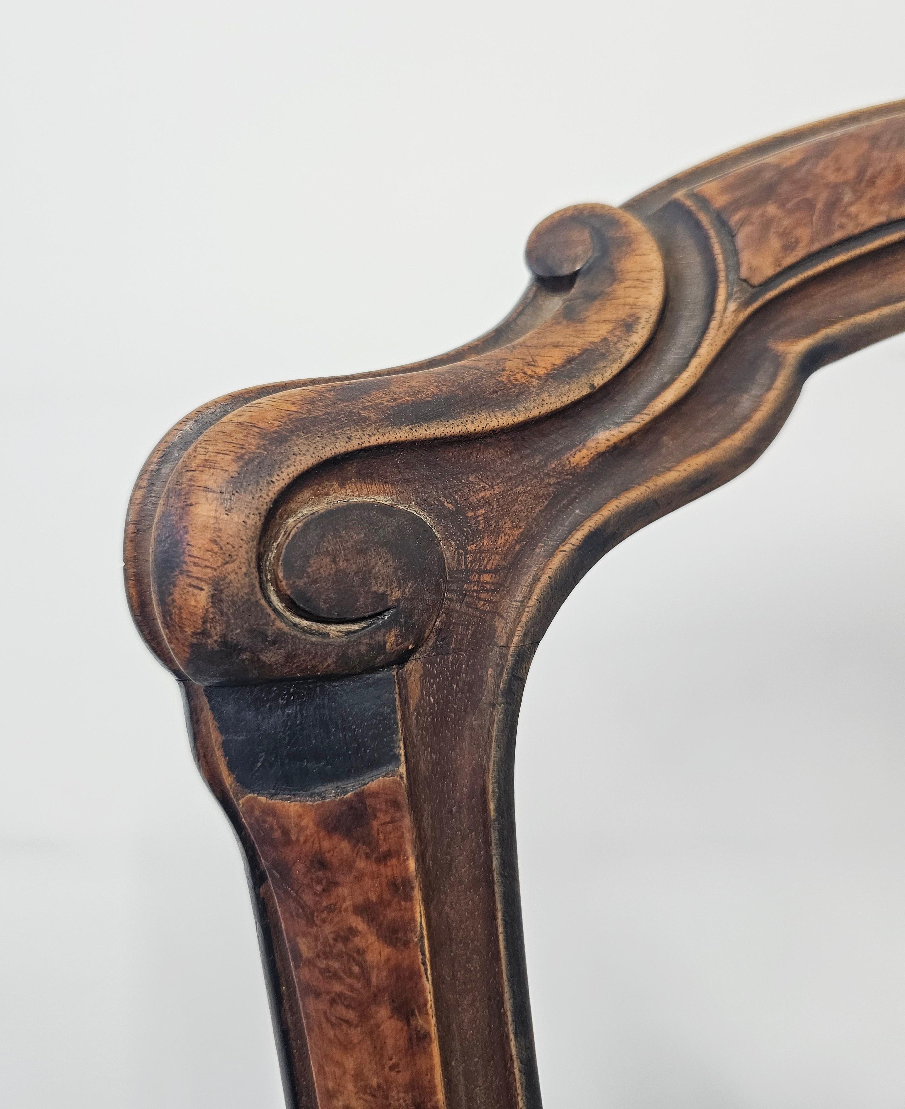 Ensemble de 6 chaises de salle à manger anciennes avec sièges en cannage, noyer massif France Mid 19th C. en vente 8