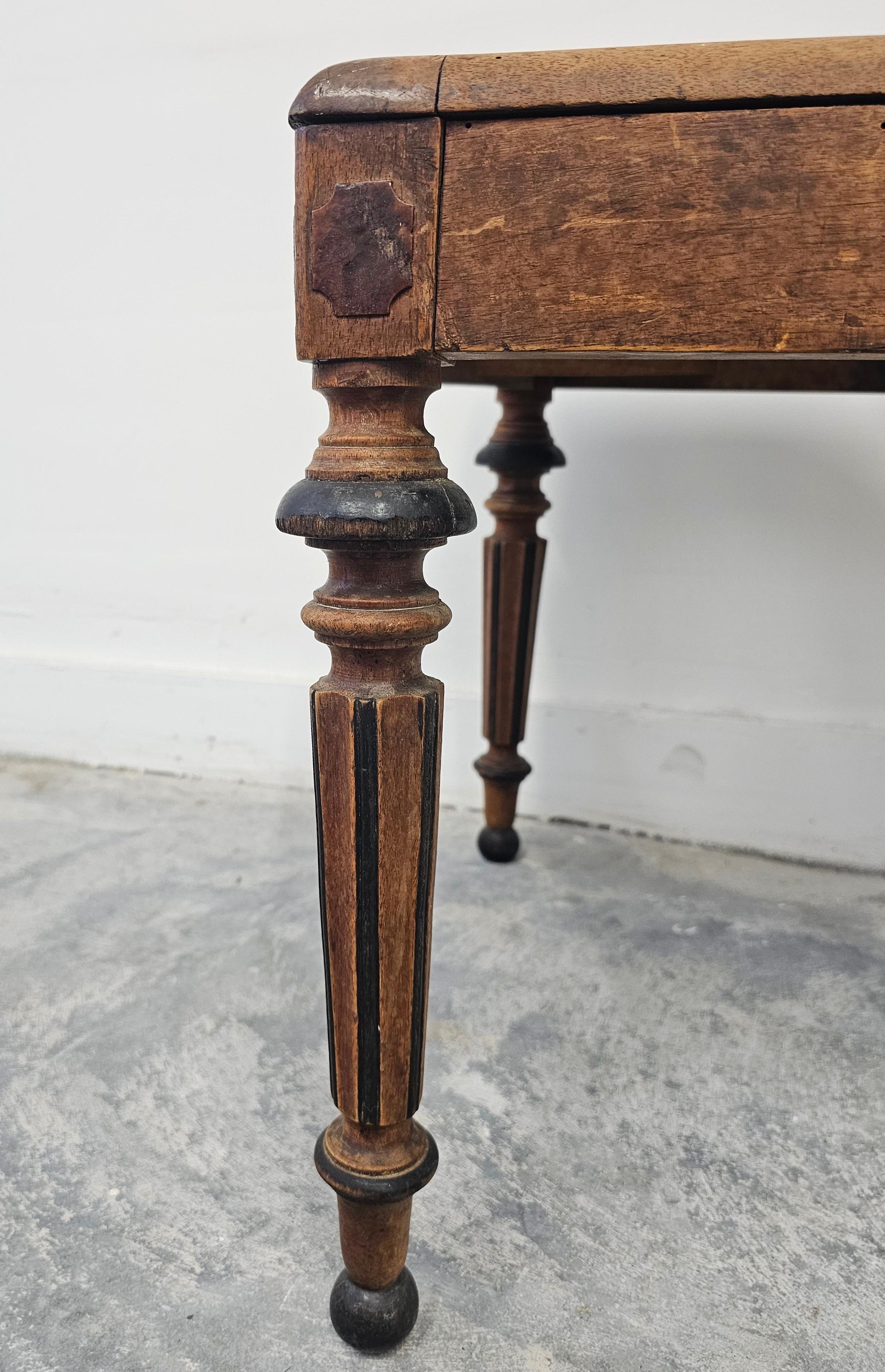Ensemble de 6 chaises de salle à manger anciennes avec sièges en cannage, noyer massif France Mid 19th C. en vente 10
