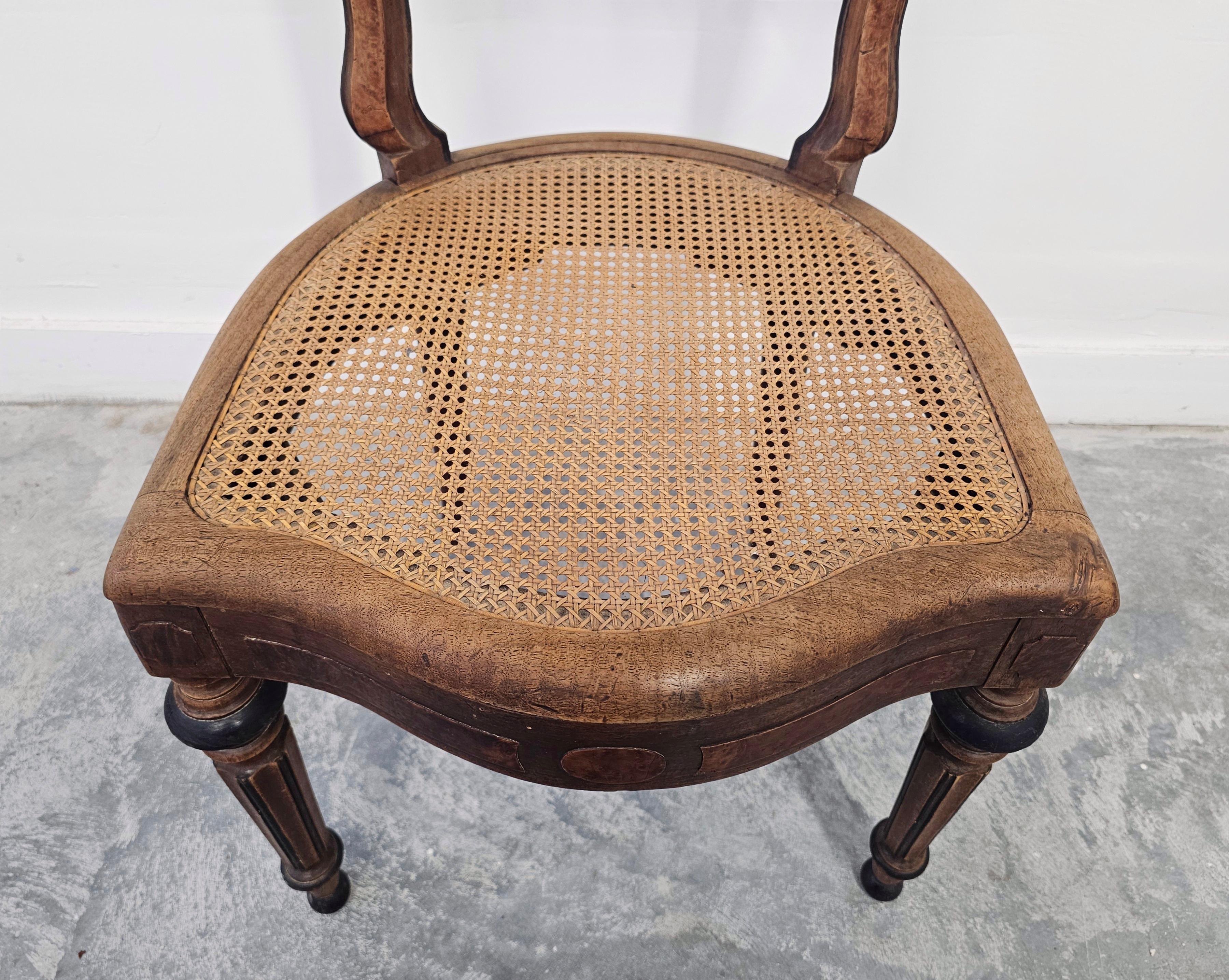 Ensemble de 6 chaises de salle à manger anciennes avec sièges en cannage, noyer massif France Mid 19th C. en vente 11