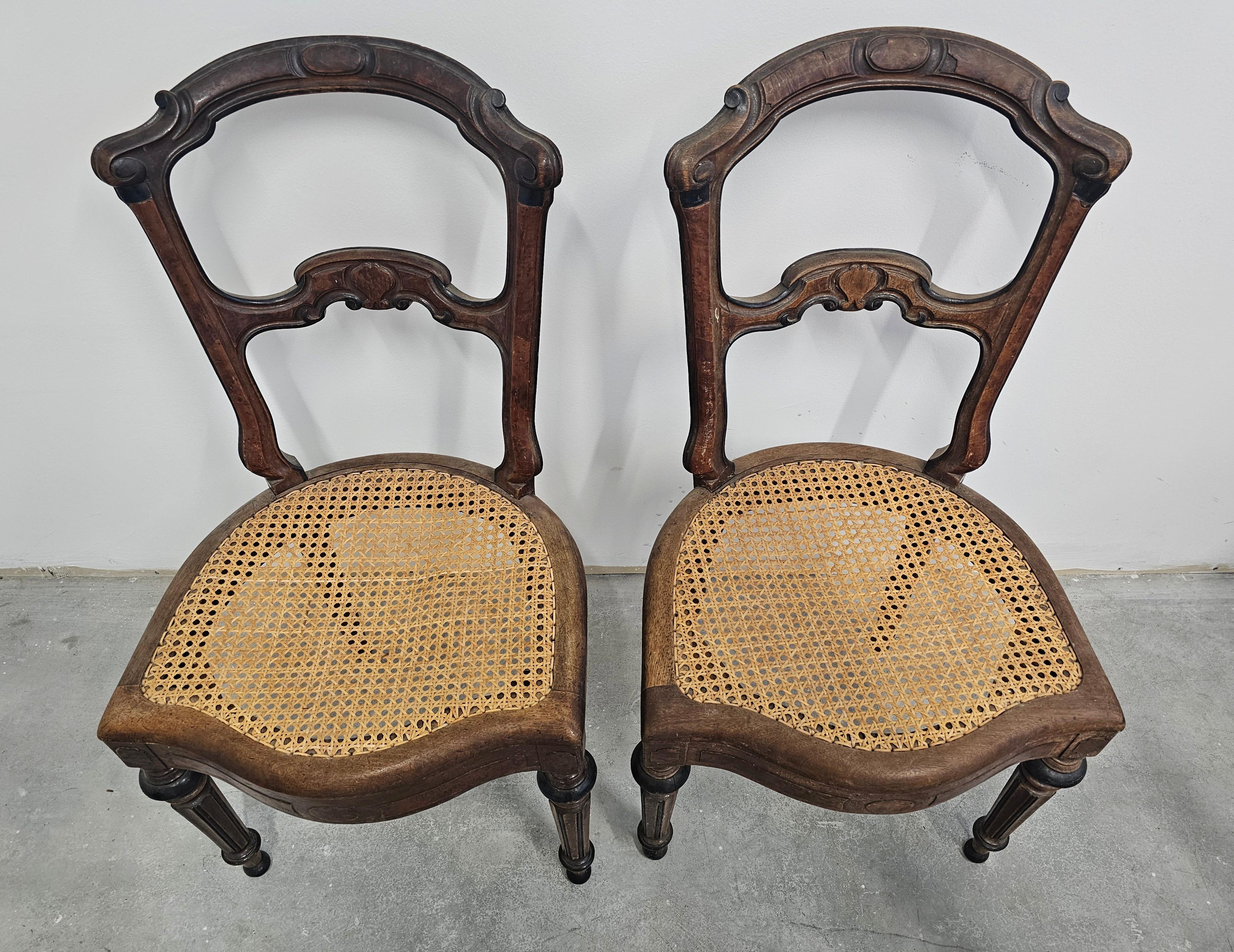 Ensemble de 6 chaises de salle à manger anciennes avec sièges en cannage, noyer massif France Mid 19th C. en vente 12