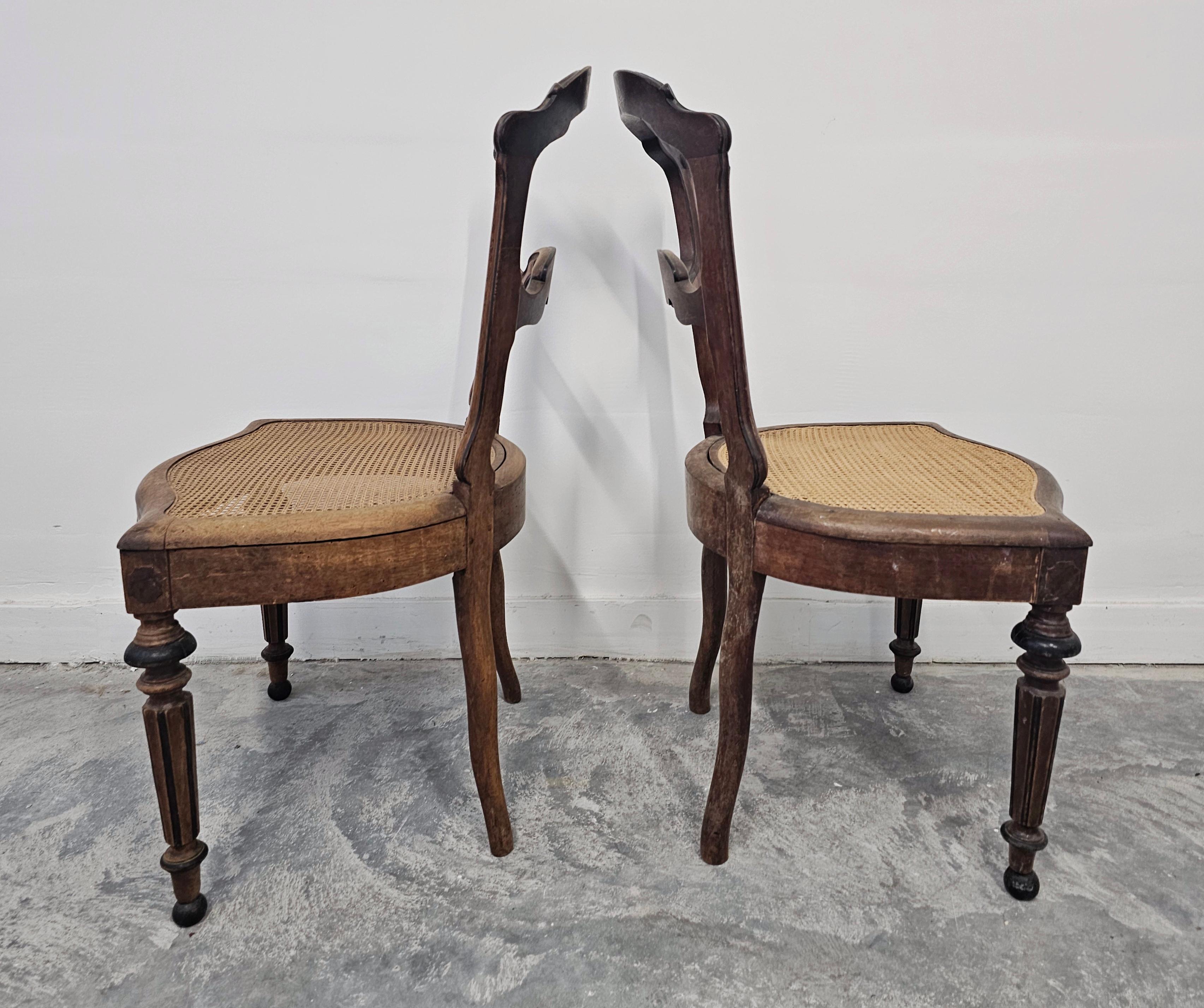 Dans cette annonce, vous trouverez un ensemble de 6 chaises anciennes françaises. Les chaises sont en noyer massif, avec de magnifiques accents sculptés et des sièges en rotin. La canne elle-même a environ 100 ans et est tissée à la main. Fabriqué