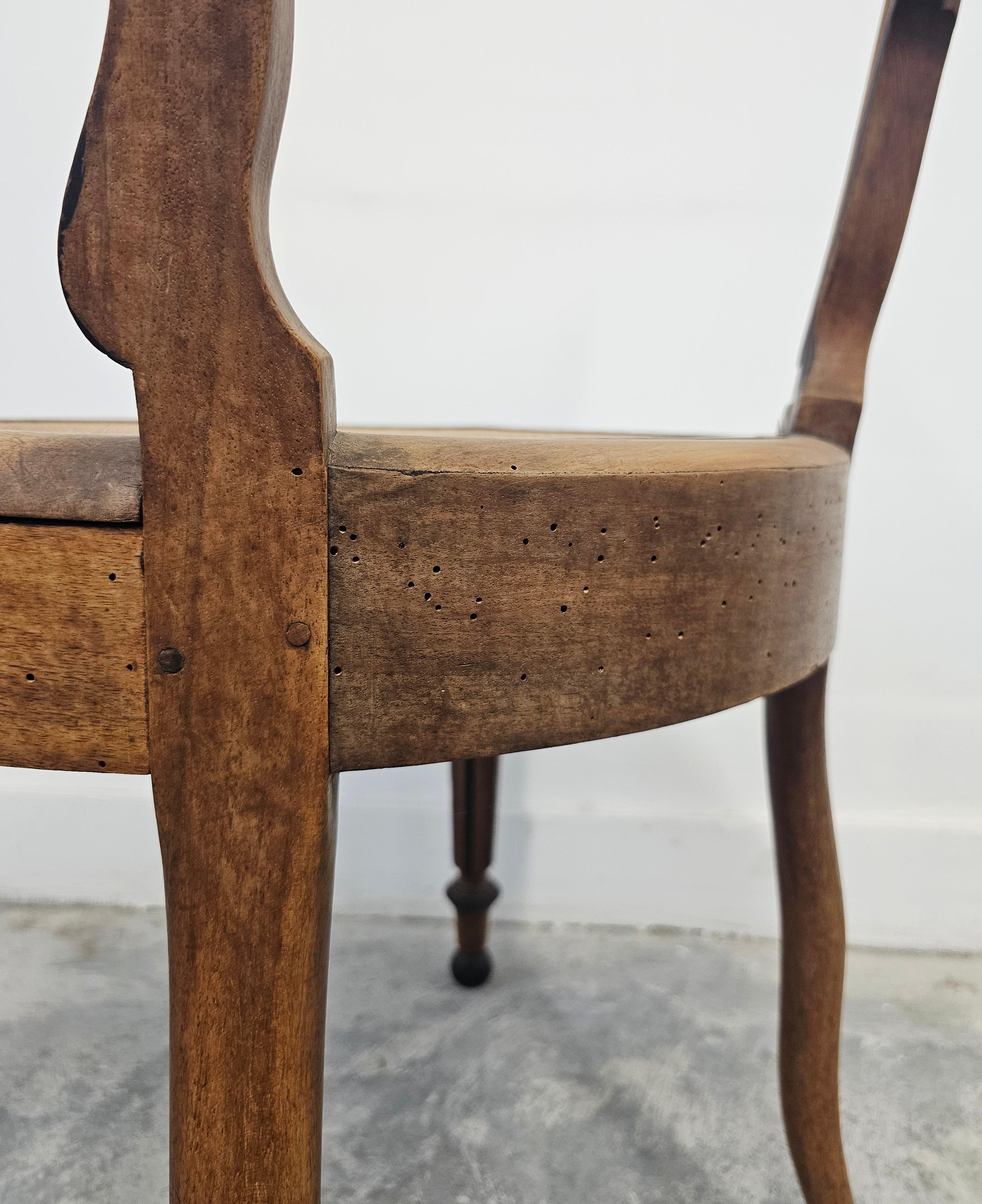 Ensemble de 6 chaises de salle à manger anciennes avec sièges en cannage, noyer massif France Mid 19th C. en vente 13