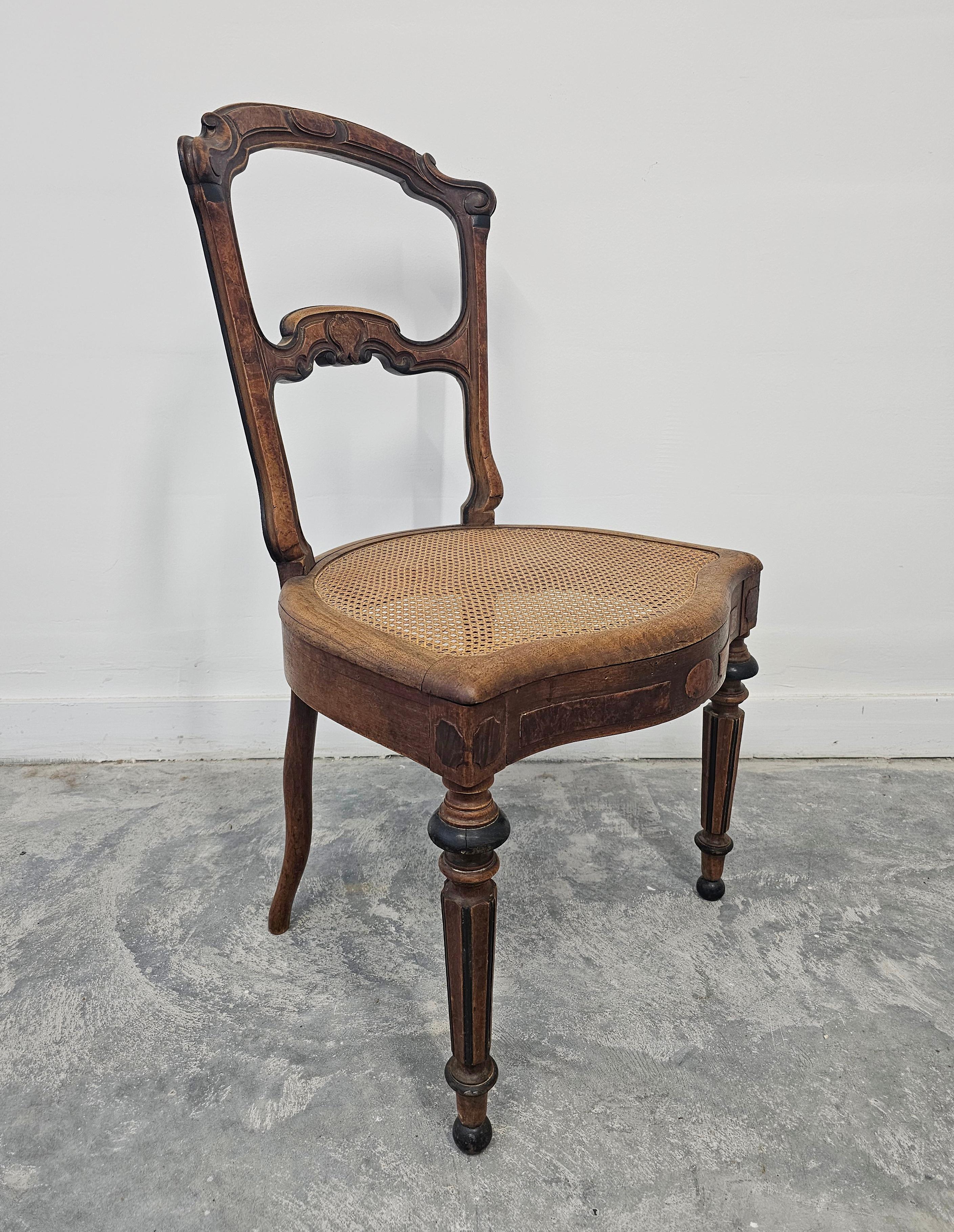 Milieu du XIXe siècle Ensemble de 6 chaises de salle à manger anciennes avec sièges en cannage, noyer massif France Mid 19th C. en vente