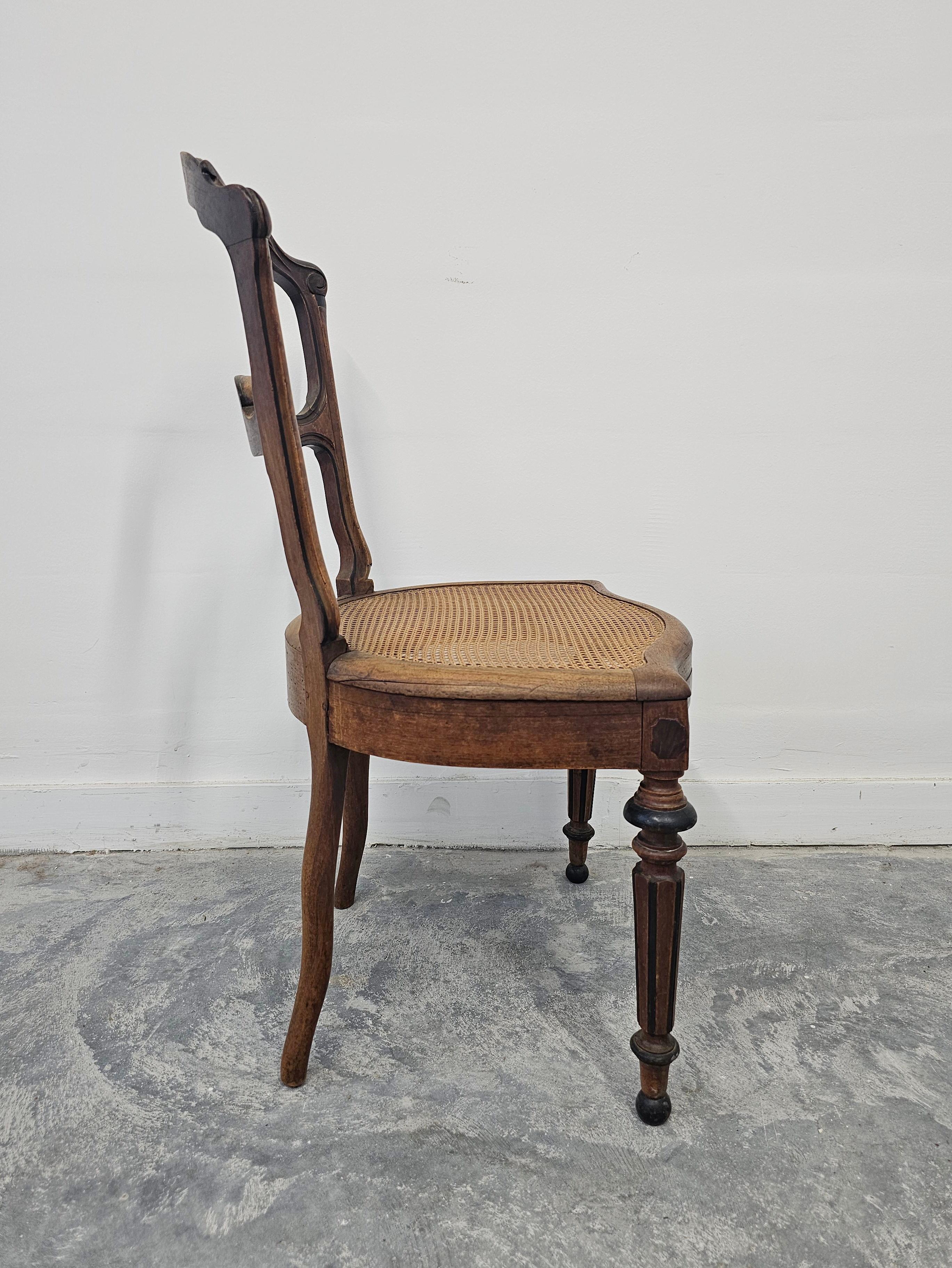 Ensemble de 6 chaises de salle à manger anciennes avec sièges en cannage, noyer massif France Mid 19th C. en vente 1