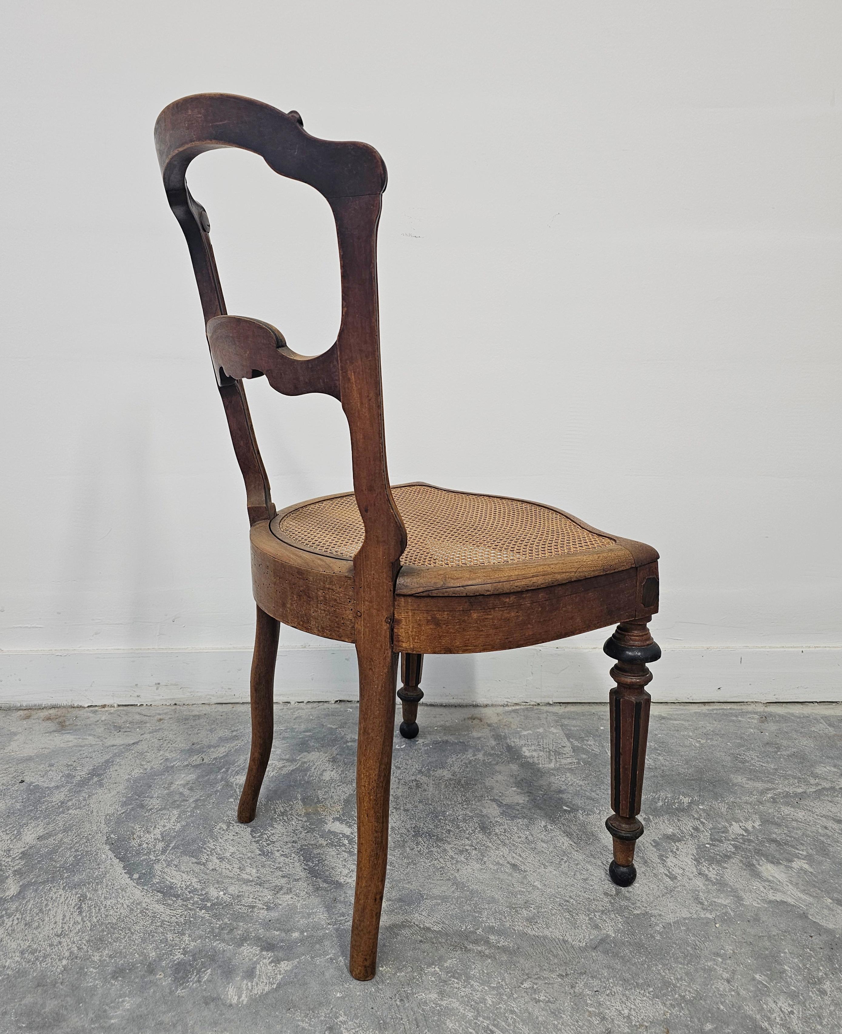 Ensemble de 6 chaises de salle à manger anciennes avec sièges en cannage, noyer massif France Mid 19th C. en vente 2