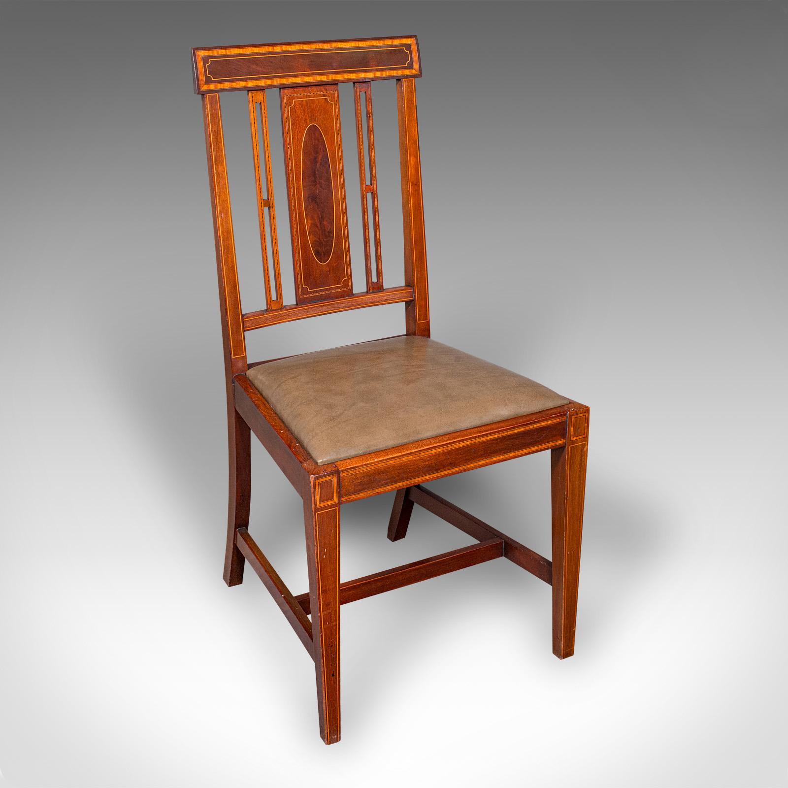Si tratta di un set di 6 sedie da sala da pranzo antiche. Sedile a ciabatta inglese in noce e pelle di James Shoolbred di Londra, risalente al periodo edoardiano, circa 1910.

Una raffinata suite di sedie di un noto specialista di mobili
