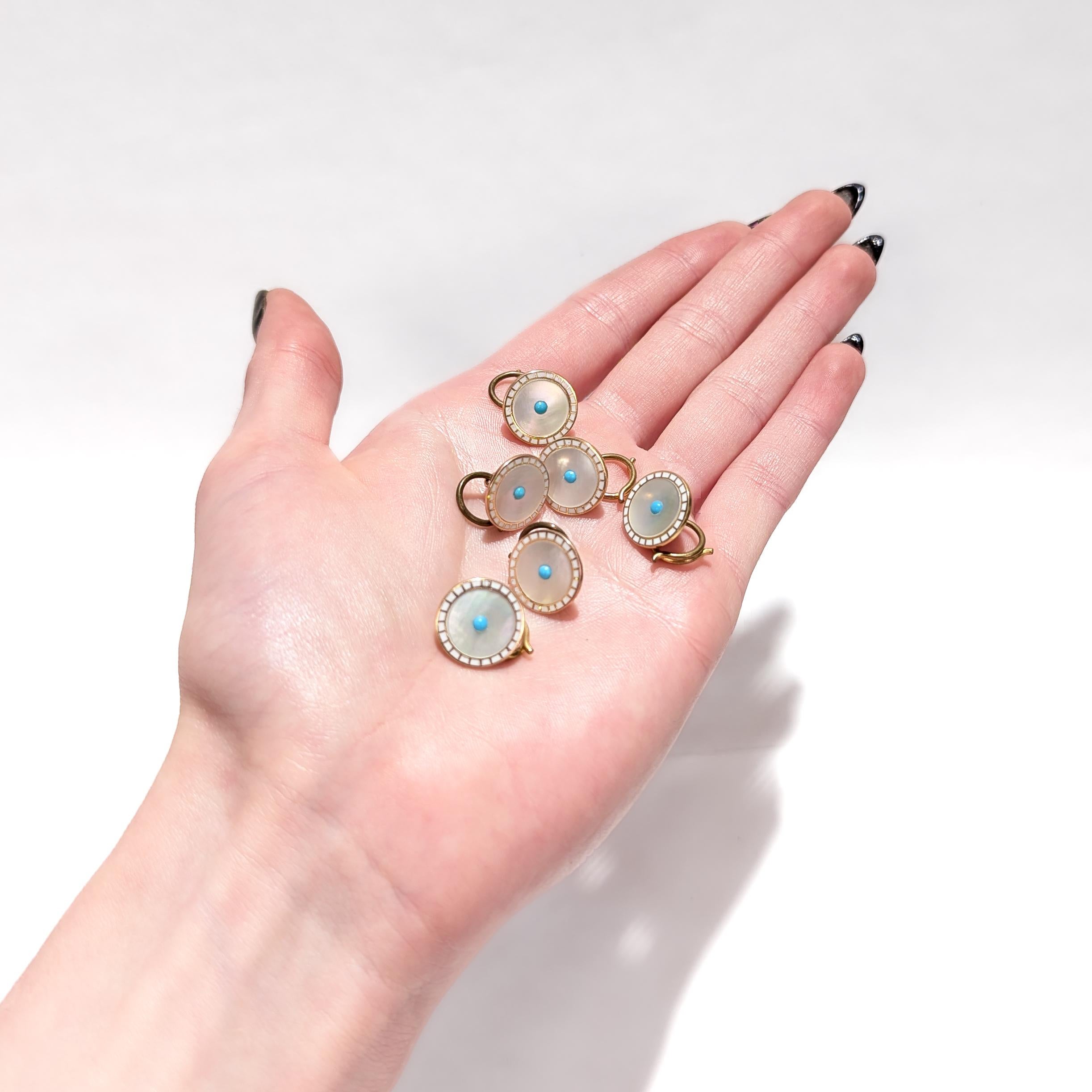 Un bel set di 6 bottoni antichi edoardiani.

Da uno smoking o da un abito da cerimonia.

In oro 9 carati (leggermente rosato) con retro in oro.

Ognuno di essi presenta un cabochon di turchese al centro circondato da madreperla e con decorazioni in