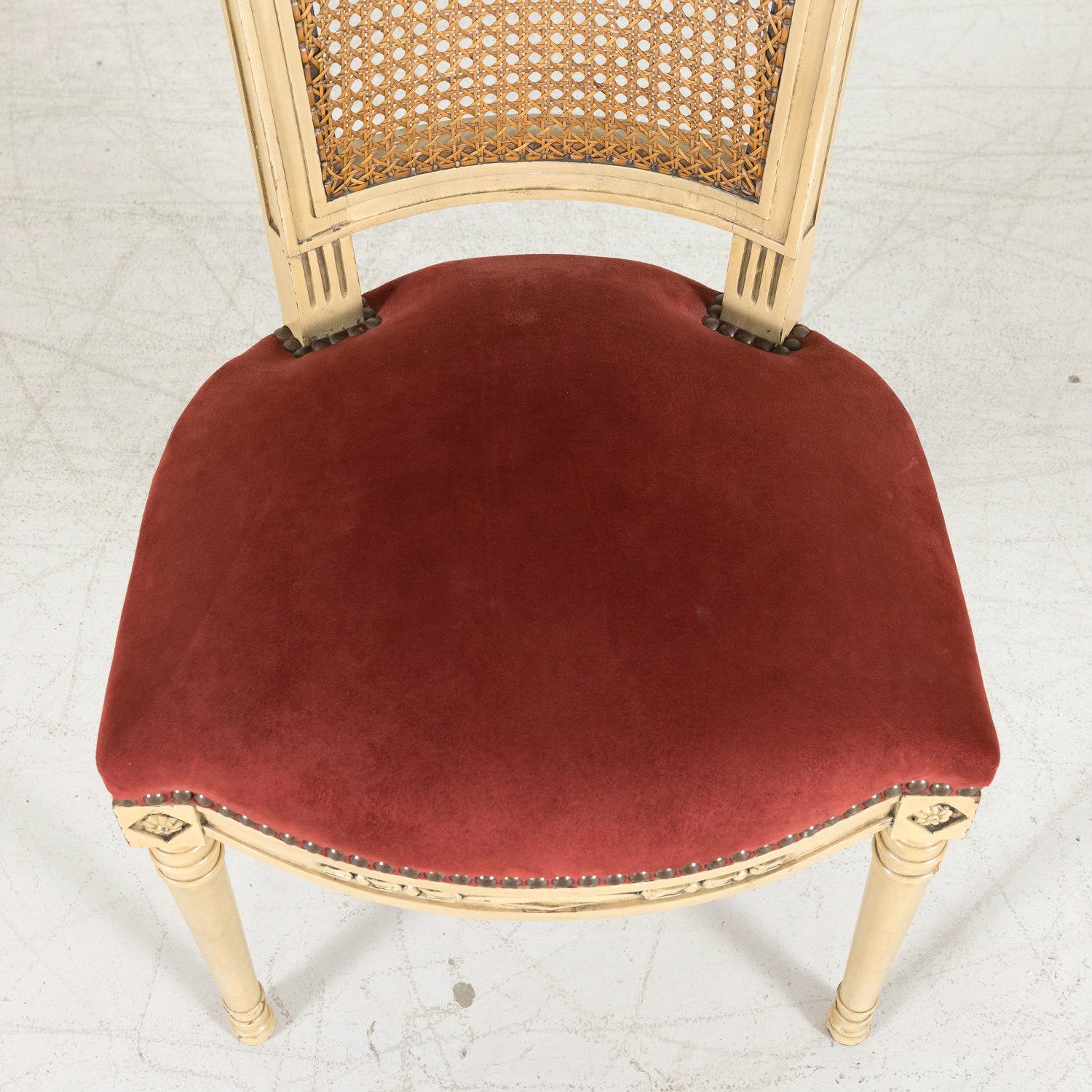 Satz von 6 antiken französischen Esszimmerstühlen im Directoire-Stil mit lackierter Schilfrohrrückenlehne (Holz) im Angebot