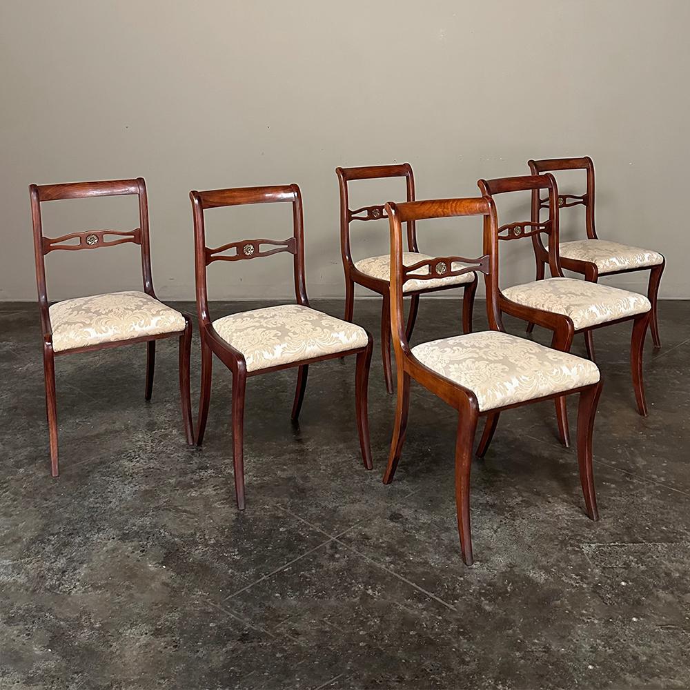 L'ensemble de 6 chaises de salle à manger anciennes en acajou de style Empire français représente une expression personnalisée du style, avec des pieds gracieusement courbés conçus pour l'attrait visuel ainsi que pour ajouter de la stabilité à la