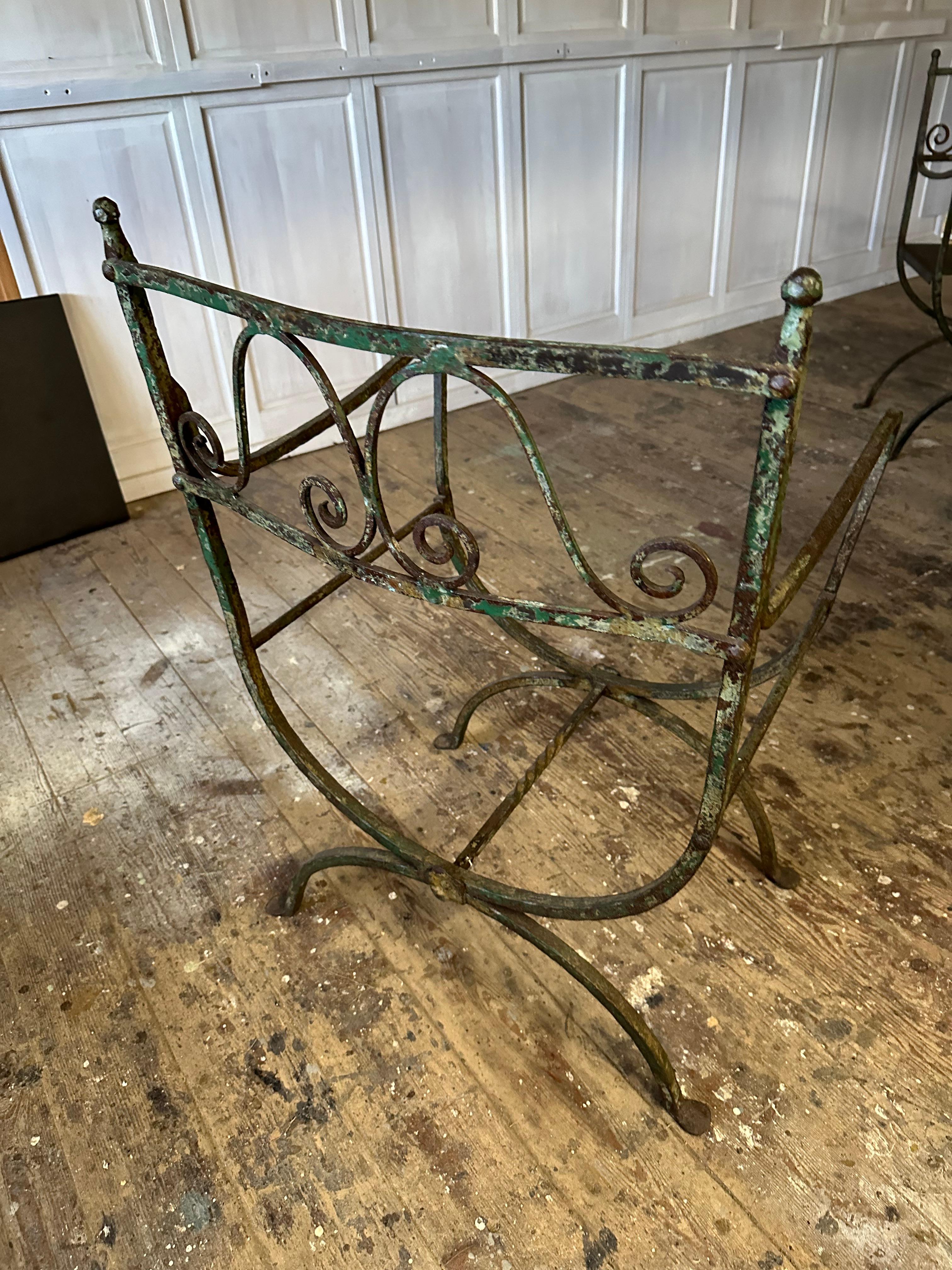 Dieses äußerst dekorative und schwer zu findende Set französischer Gartenmöbel aus Eisen und Metall aus den 1930er Jahren besteht aus vier Beistellstühlen, zwei Sesseln und einem passenden rechteckigen Tisch, die alle mit einer schönen, gealterten
