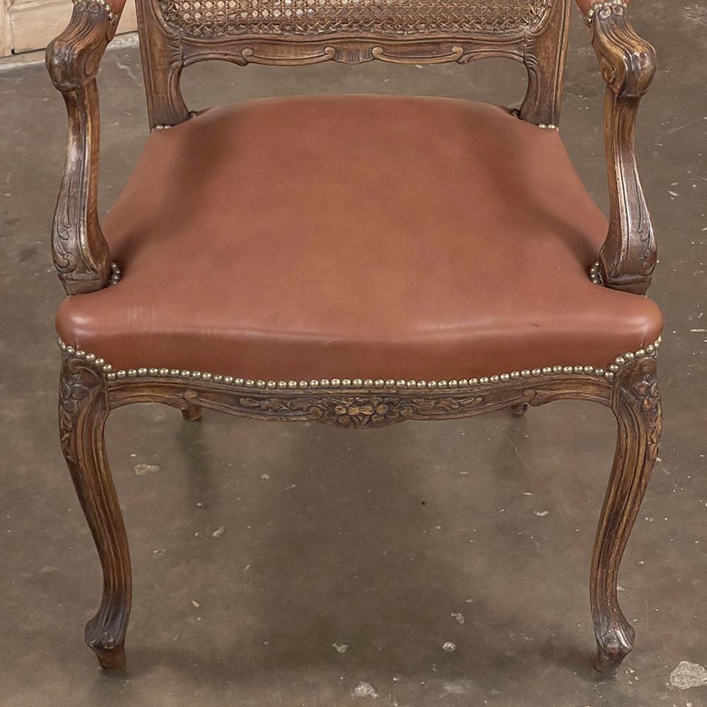 Ensemble de 6 chaises de salle à manger françaises anciennes Louis XV en bois fruitier comprenant 2 fauteuils en vente 3