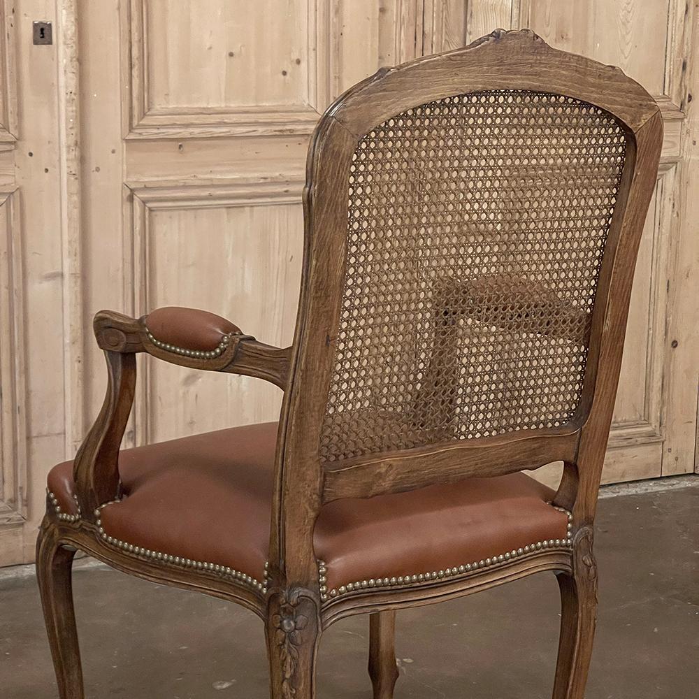 Ensemble de 6 chaises de salle à manger françaises anciennes Louis XV en bois fruitier comprenant 2 fauteuils en vente 4