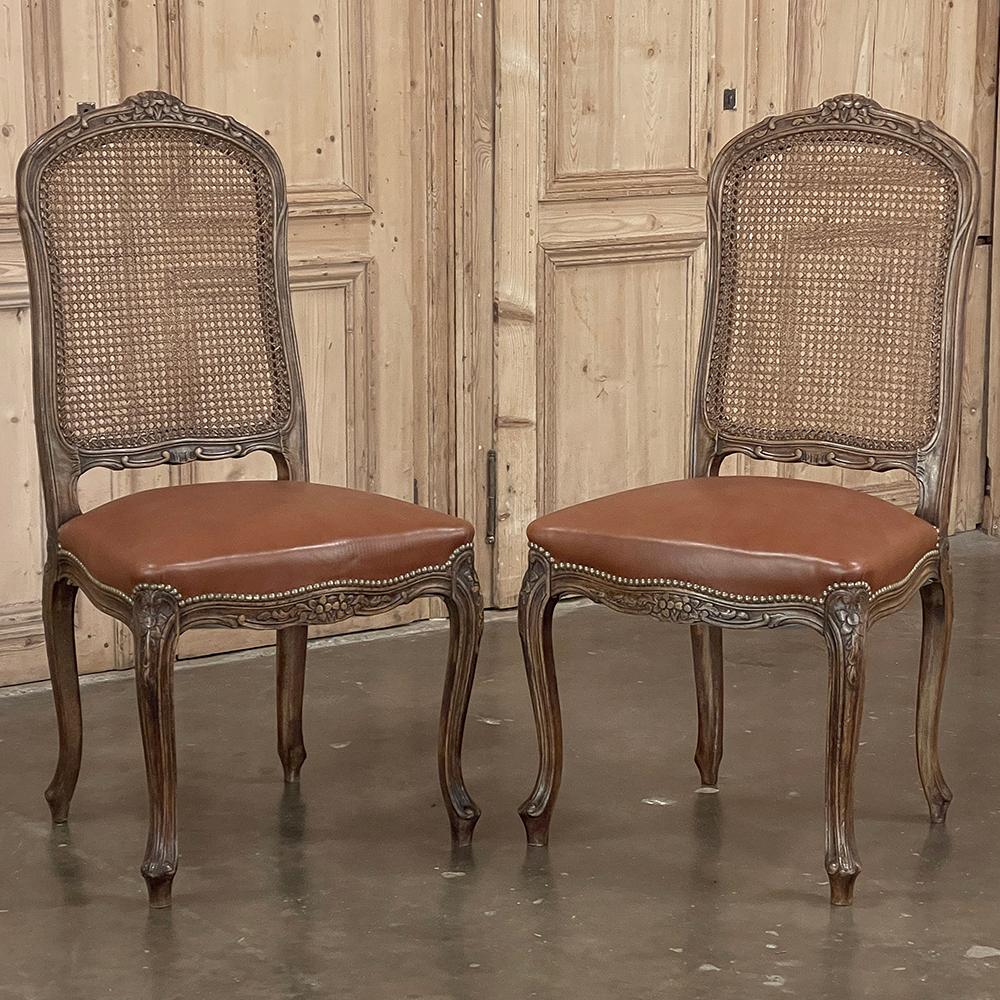 Ensemble de 6 chaises de salle à manger françaises anciennes Louis XV en bois fruitier comprenant 2 fauteuils en vente 6
