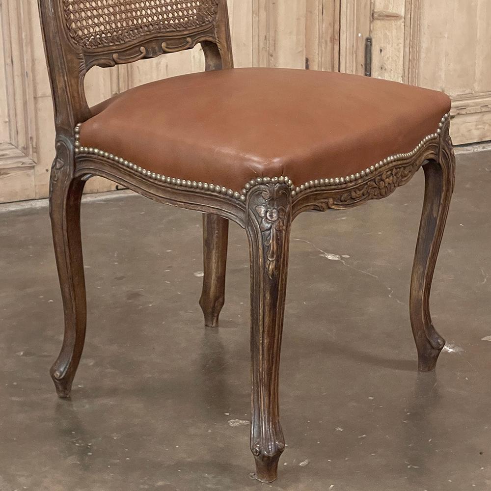 Ensemble de 6 chaises de salle à manger françaises anciennes Louis XV en bois fruitier comprenant 2 fauteuils en vente 10