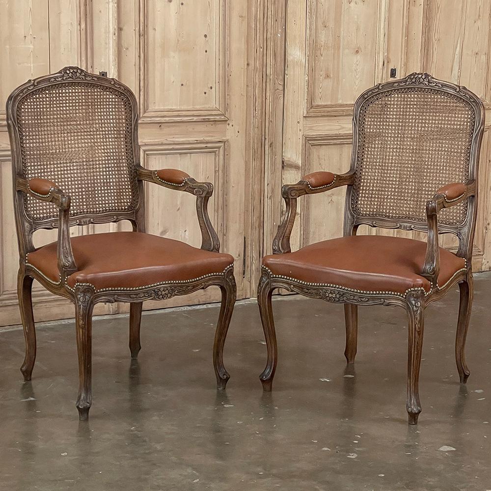 Ensemble de 6 chaises de salle à manger françaises anciennes Louis XV en bois fruitier comprenant 2 fauteuils Bon état - En vente à Dallas, TX