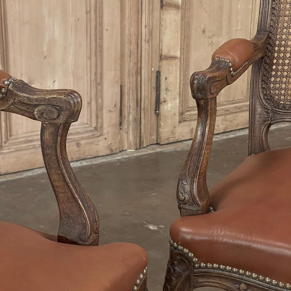 Imitation cuir Ensemble de 6 chaises de salle à manger françaises anciennes Louis XV en bois fruitier comprenant 2 fauteuils en vente