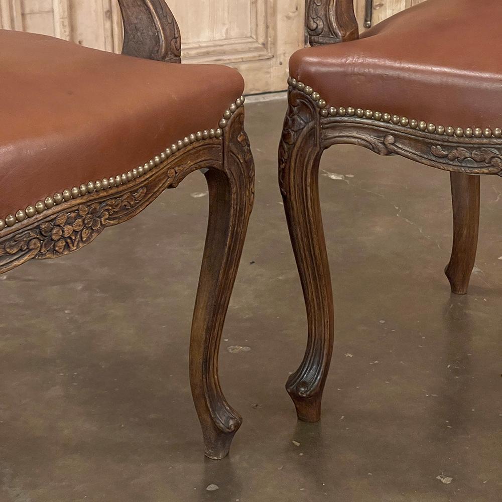 Ensemble de 6 chaises de salle à manger françaises anciennes Louis XV en bois fruitier comprenant 2 fauteuils en vente 1
