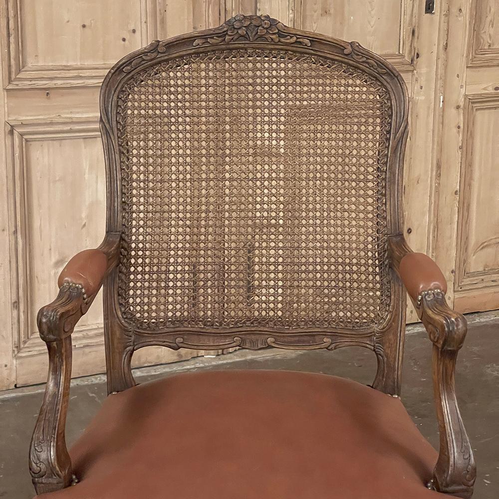 Ensemble de 6 chaises de salle à manger françaises anciennes Louis XV en bois fruitier comprenant 2 fauteuils en vente 2