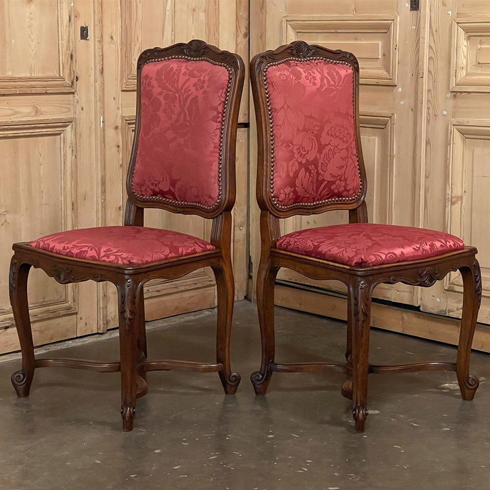 Ensemble de 6 chaises de salle à manger françaises anciennes de style Louis XV en noyer avec damas de soie en vente 3