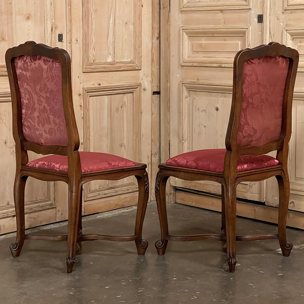 Ensemble de 6 chaises de salle à manger françaises anciennes de style Louis XV en noyer avec damas de soie en vente 4