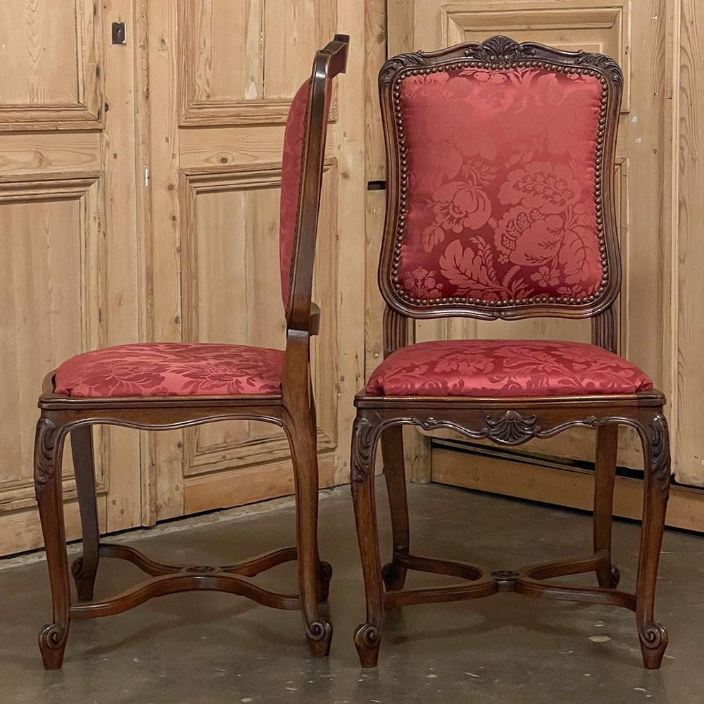 Ensemble de 6 chaises de salle à manger françaises anciennes de style Louis XV en noyer avec damas de soie en vente 5